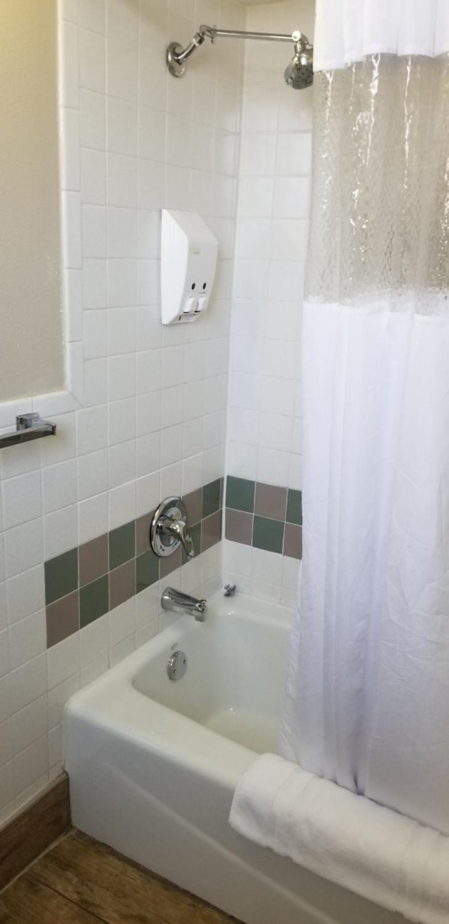 King Room - Pet Friendly/Non-Smoking - Photo 3