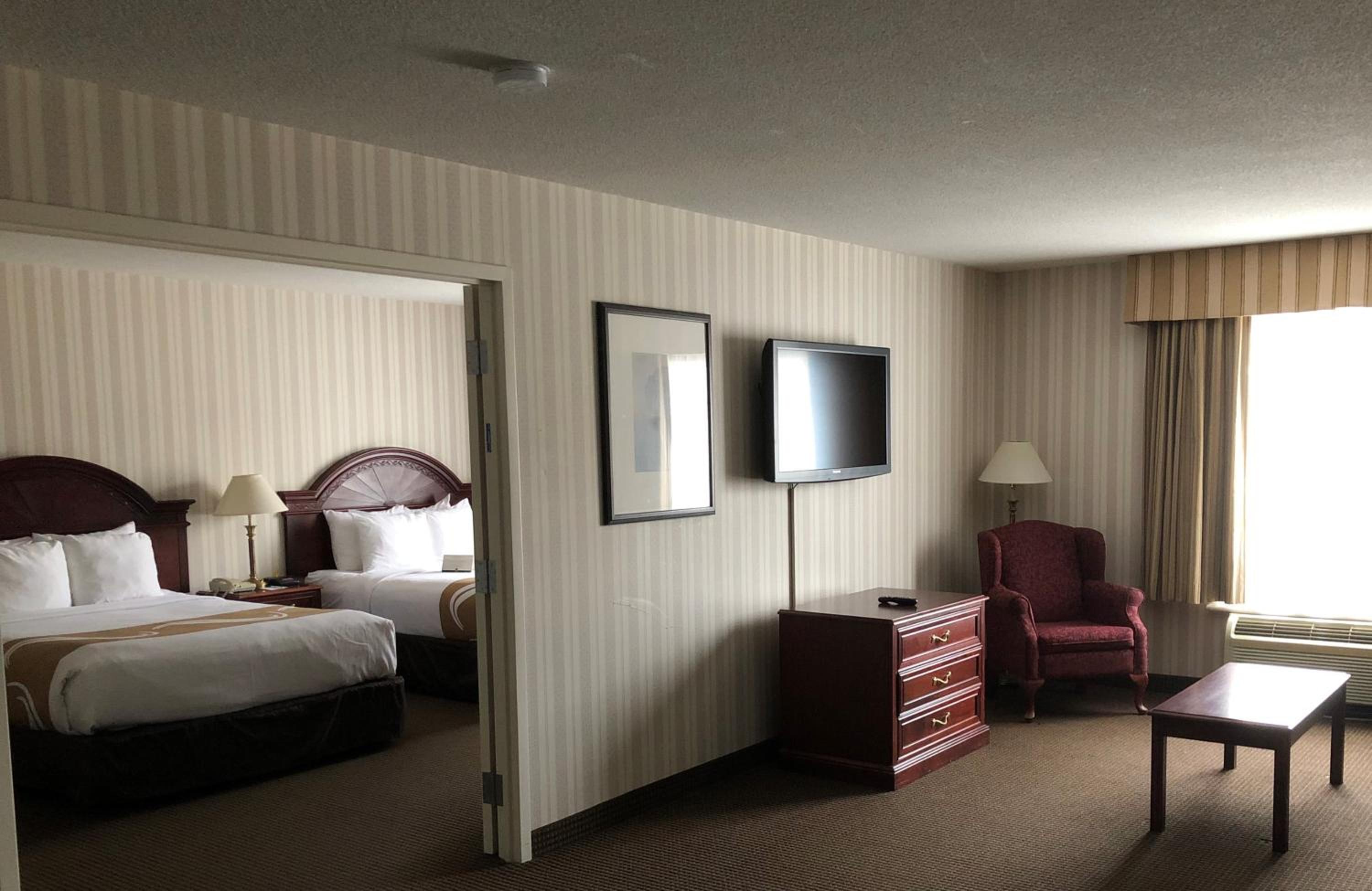 Business Queen Suite - Non-Smoking