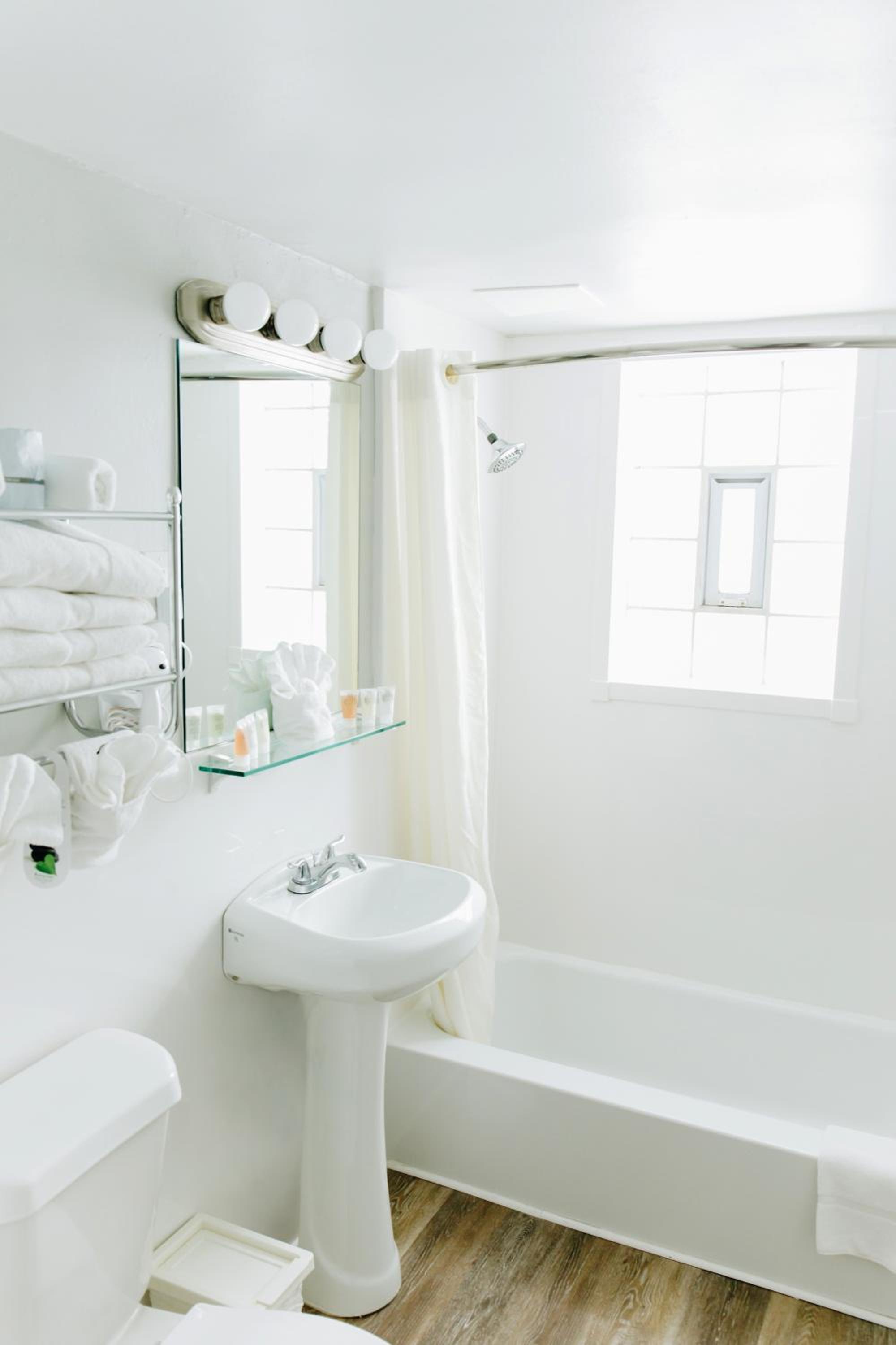 Deluxe Room with Two Double Beds - Photo 11