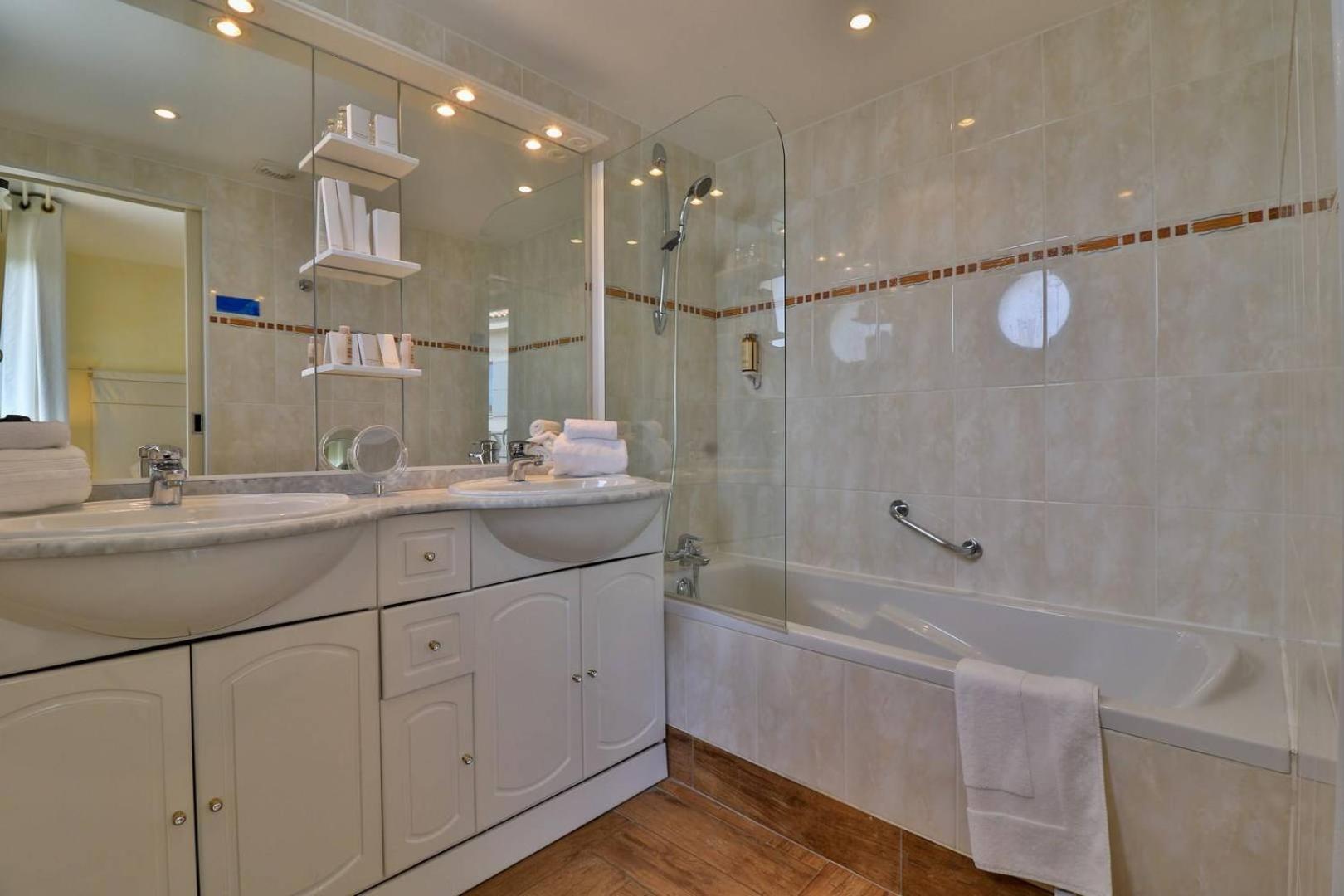 Junior King Suite - Photo 5