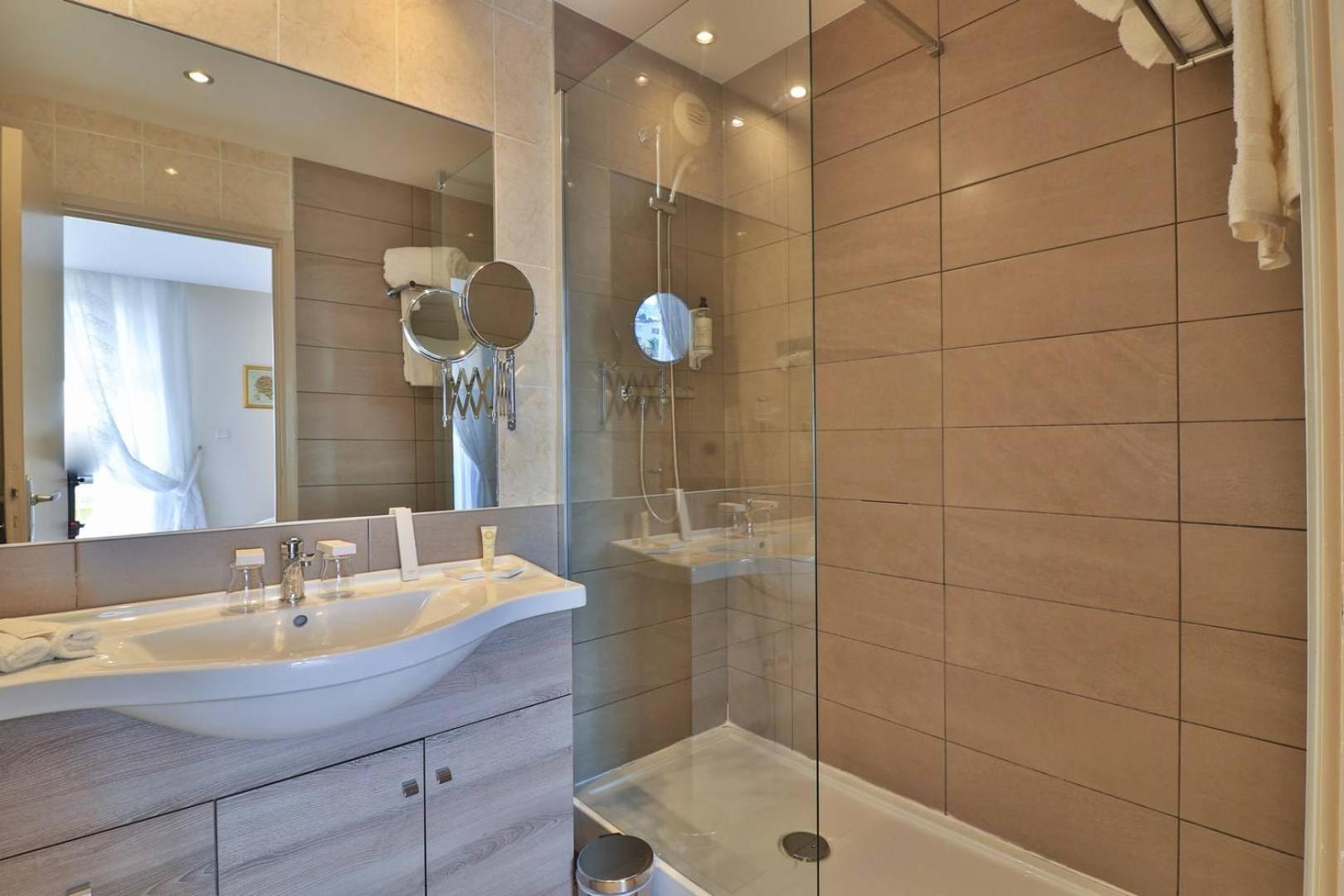 Superior King Room - Photo 2