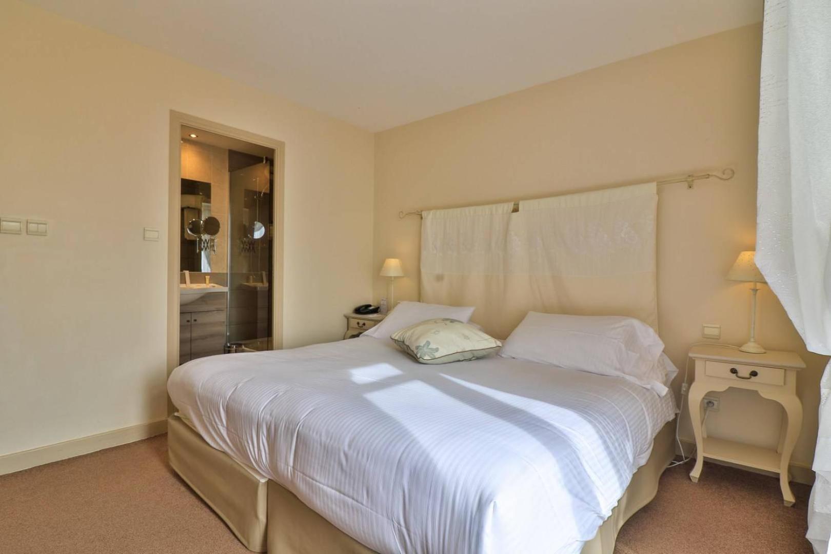 Superior King Room - Photo 4