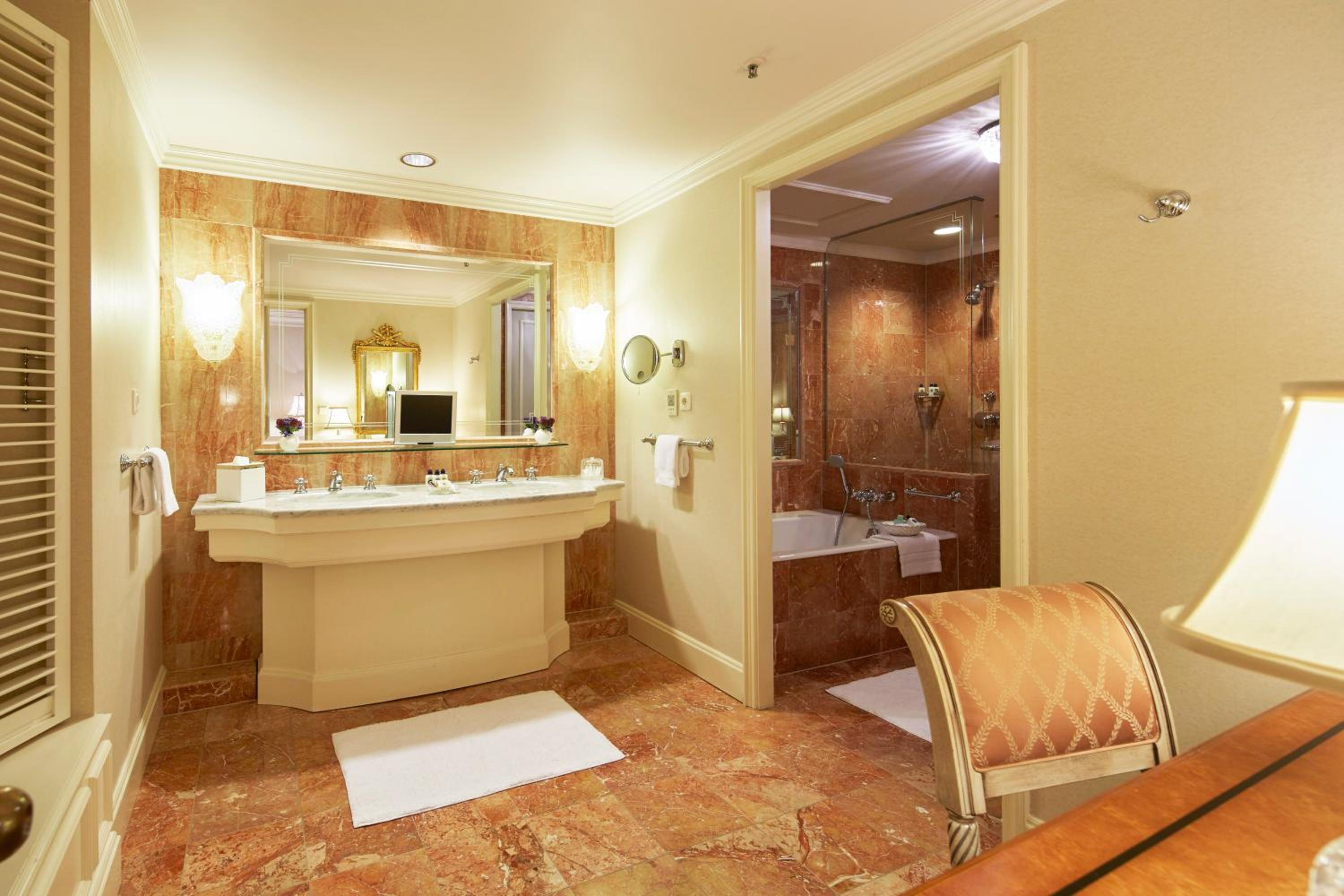 One-Bedroom Suite photo 3
