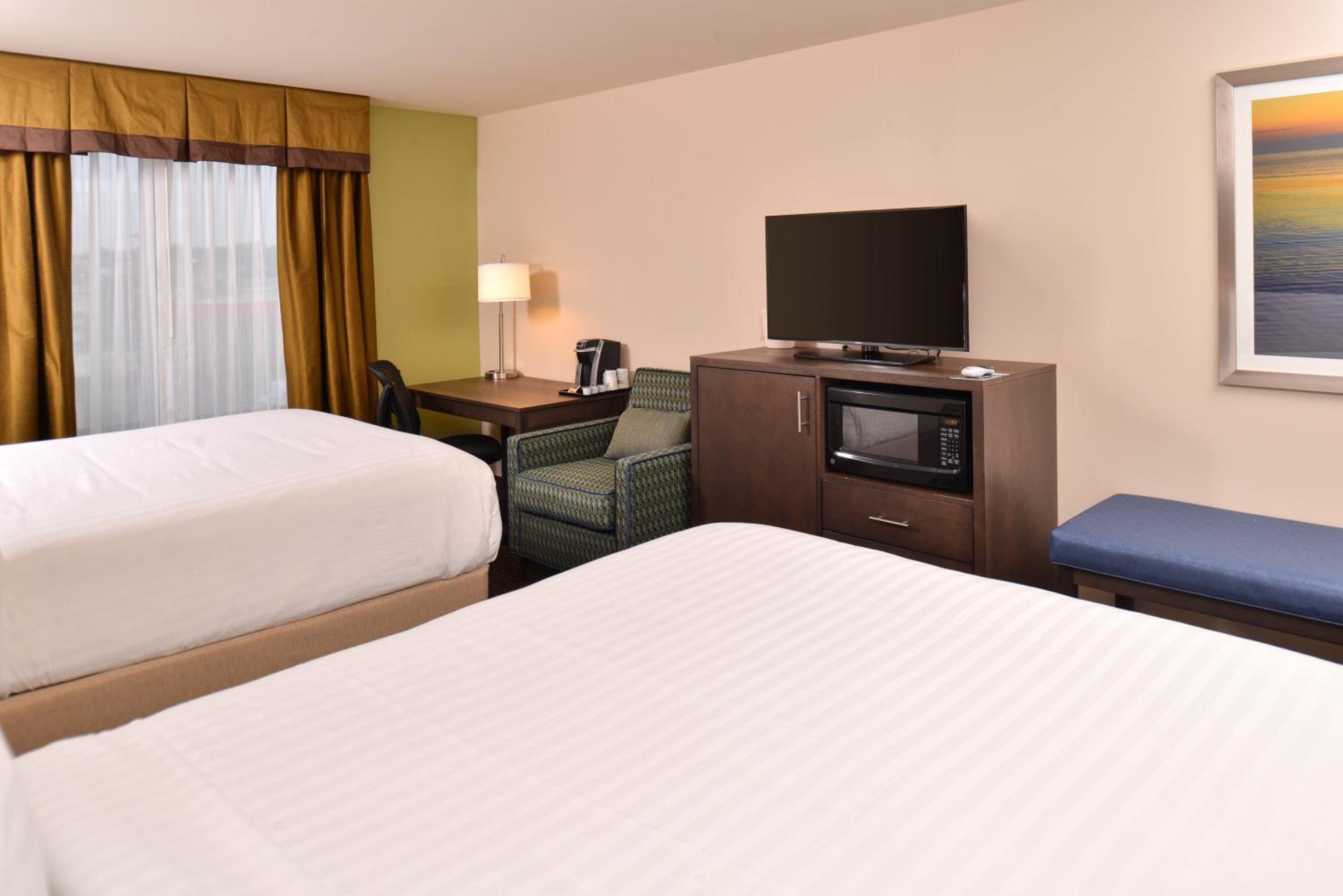 Standard Queen Room with Two Queen Beds photo 2