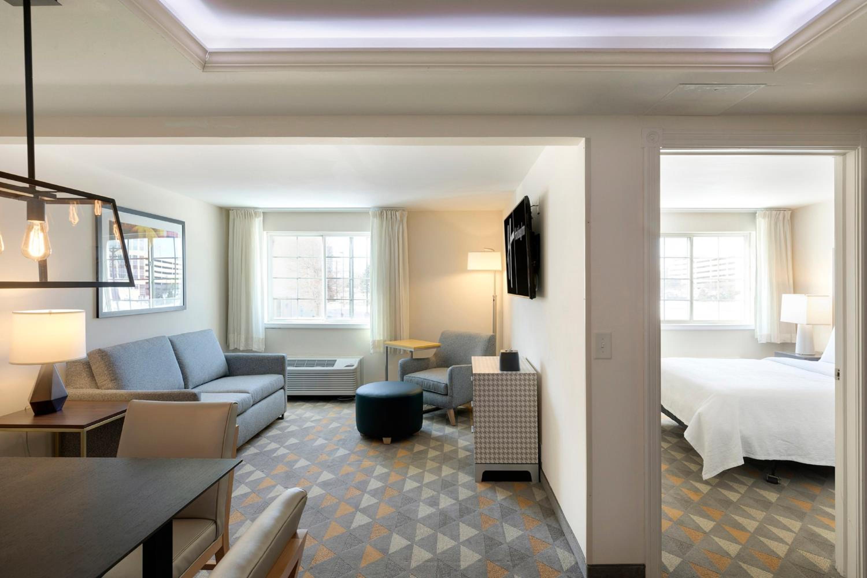 One-Bedroom Queen Suite -Non-Smoking - Photo 3