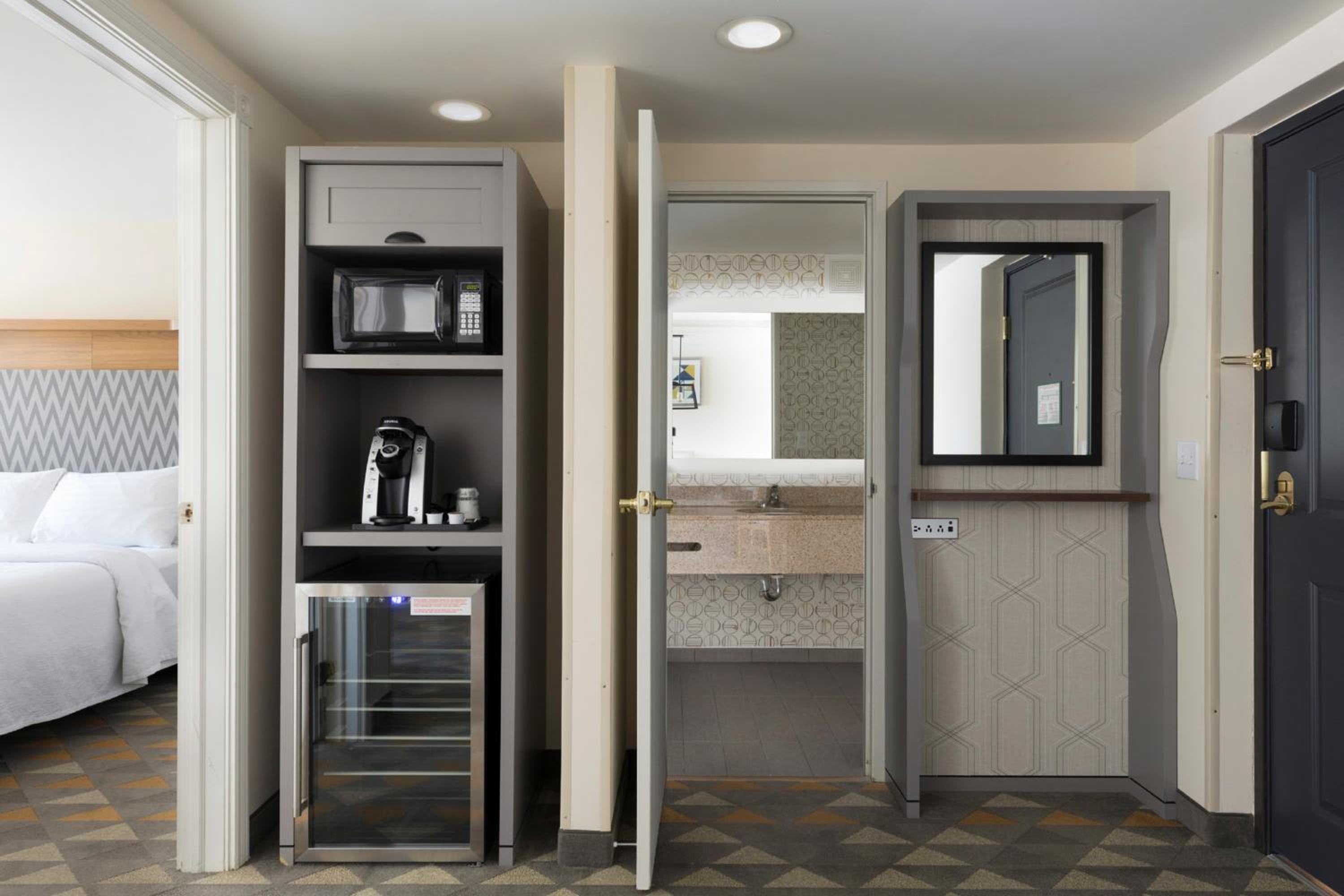 One-Bedroom Queen Suite -Non-Smoking - Photo 1