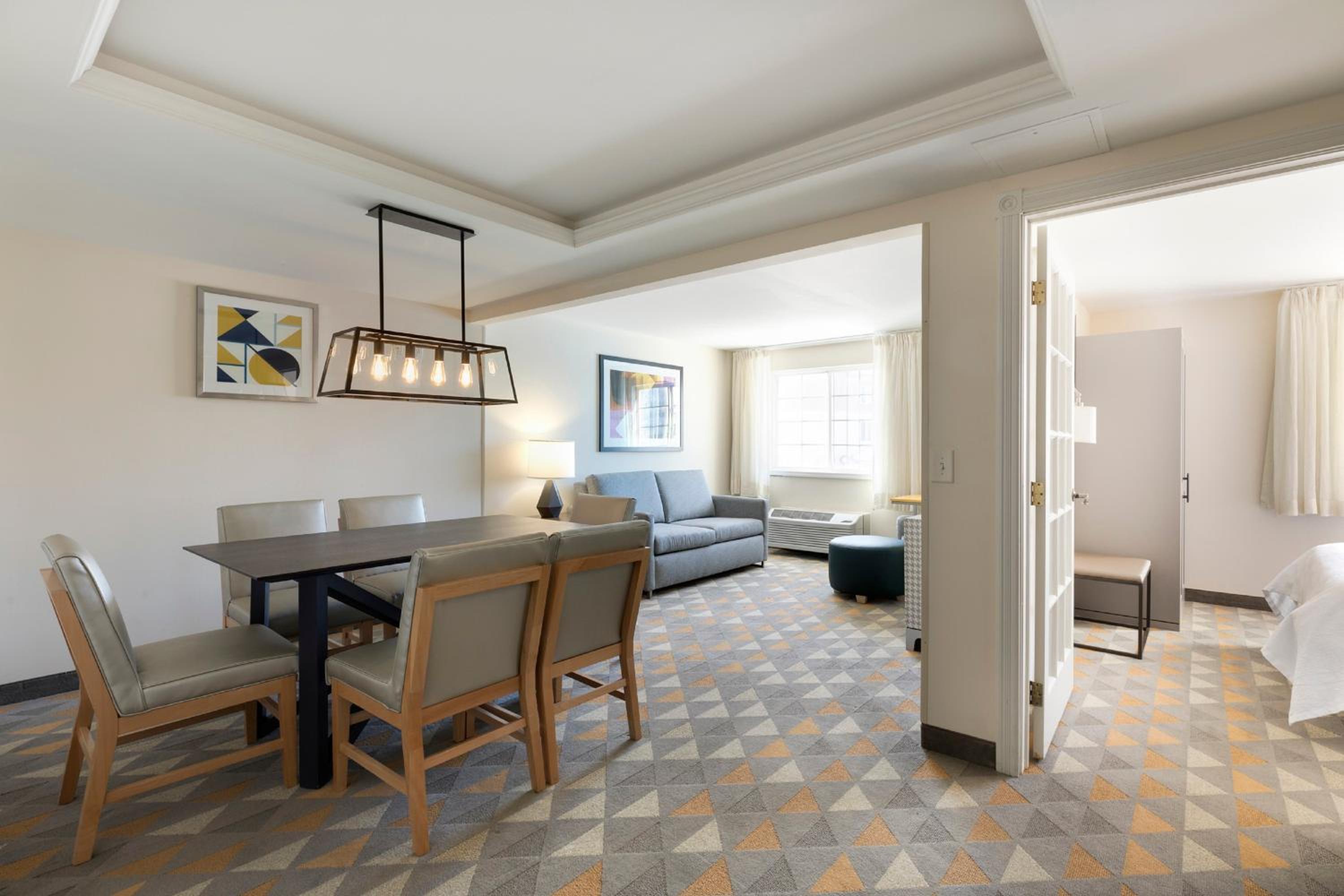 One-Bedroom Queen Suite -Non-Smoking - Photo 4