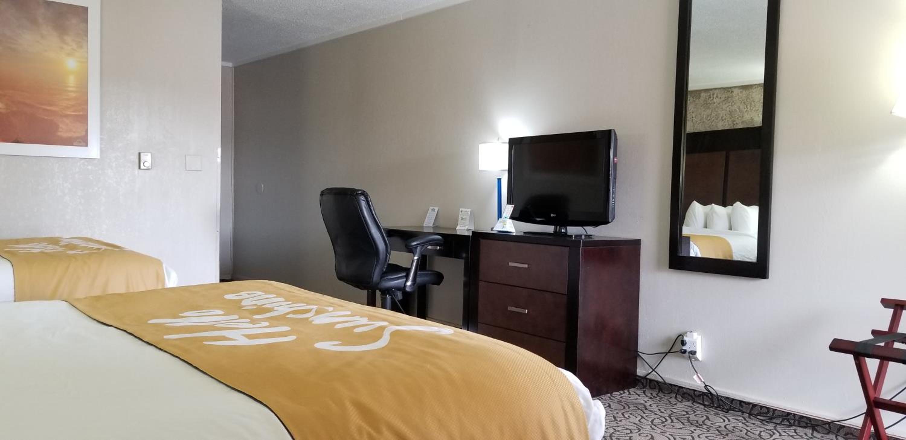 Queen Room With Two Queen Beds - Non-Smoking - Photo 2