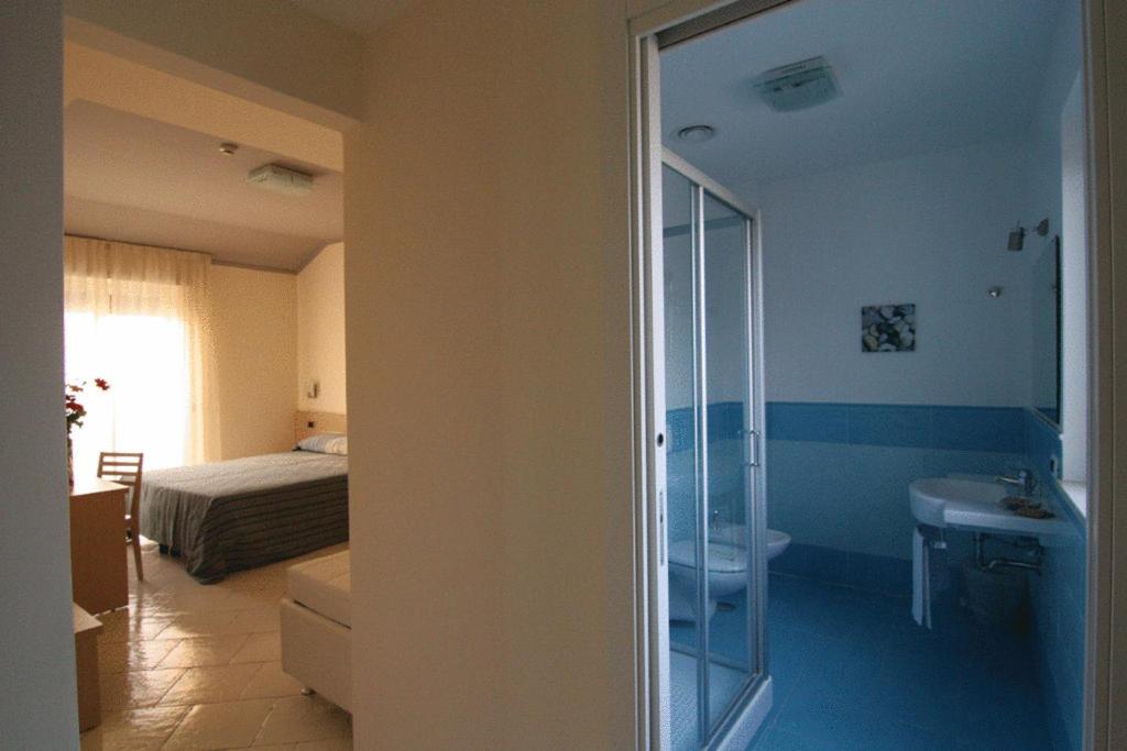 Double or Twin Room with Sea View - Photo 16