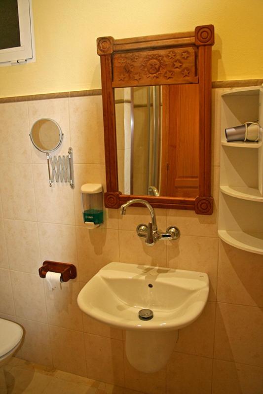 Cama en litera en habitación compartida mixta de 8 camas photo 3