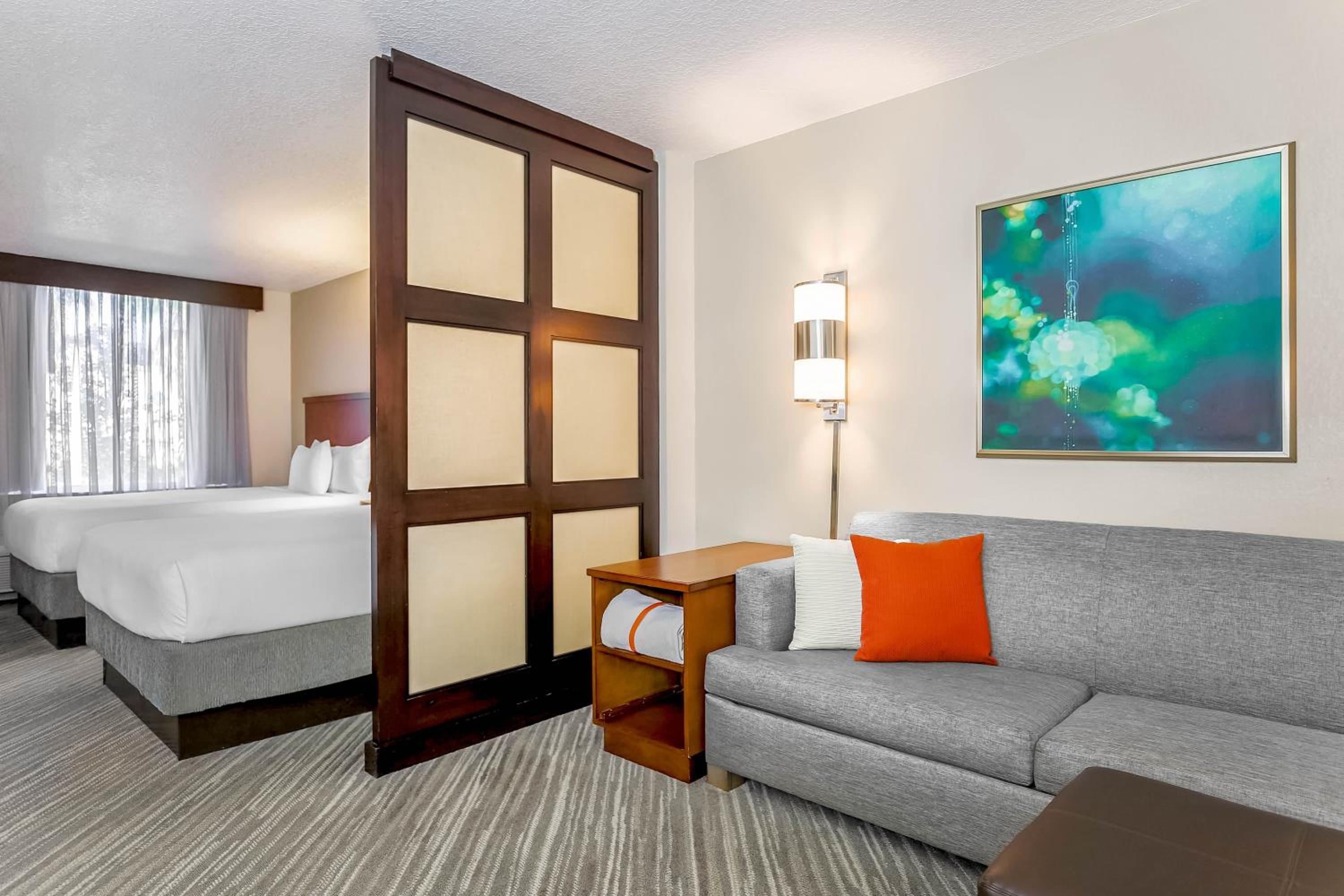 Queen Room with Two Queen Beds and Sofa Bed - Photo 7