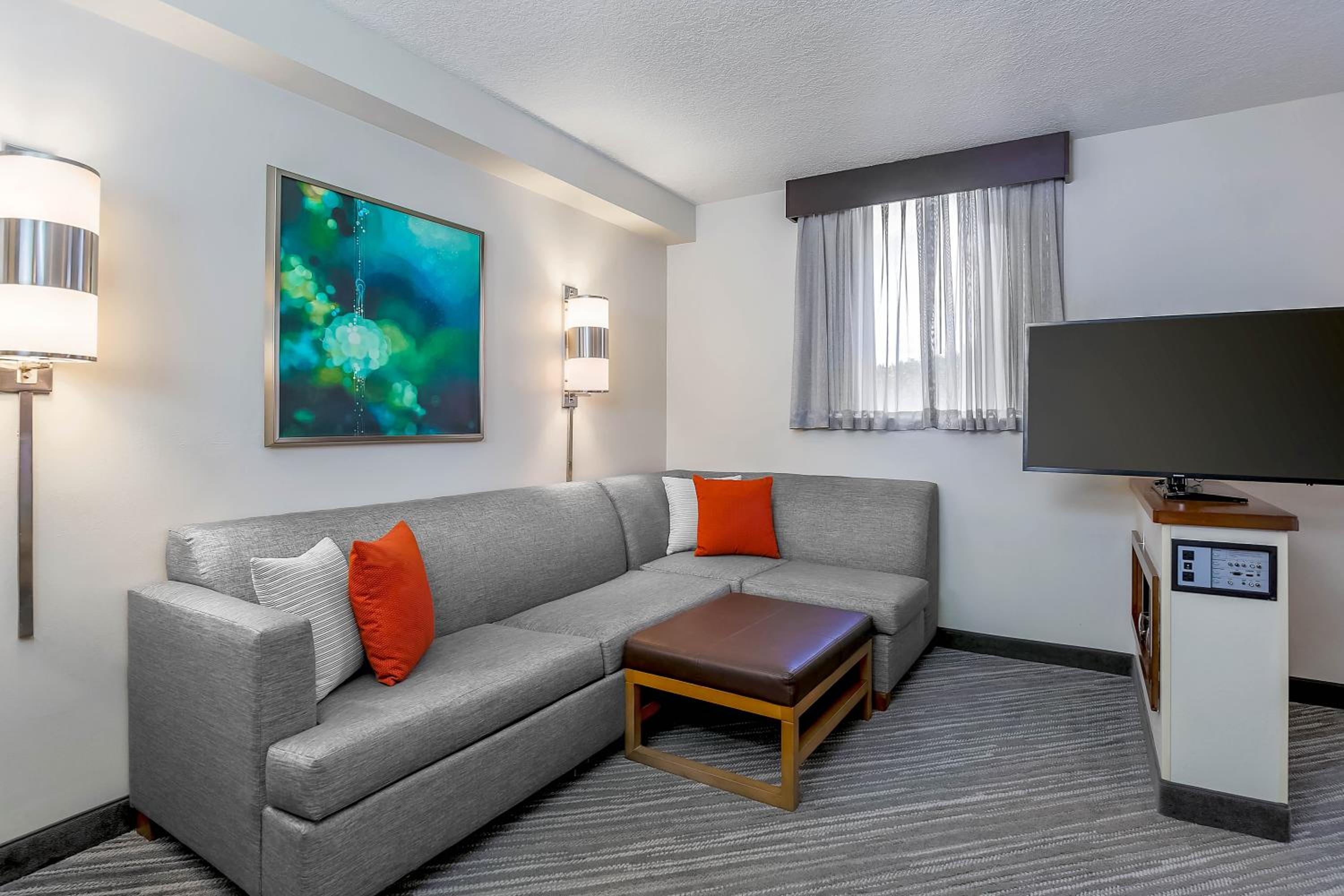 King Room With Sofa Bed And Roll-In Shower - Disability Access - Photo 7