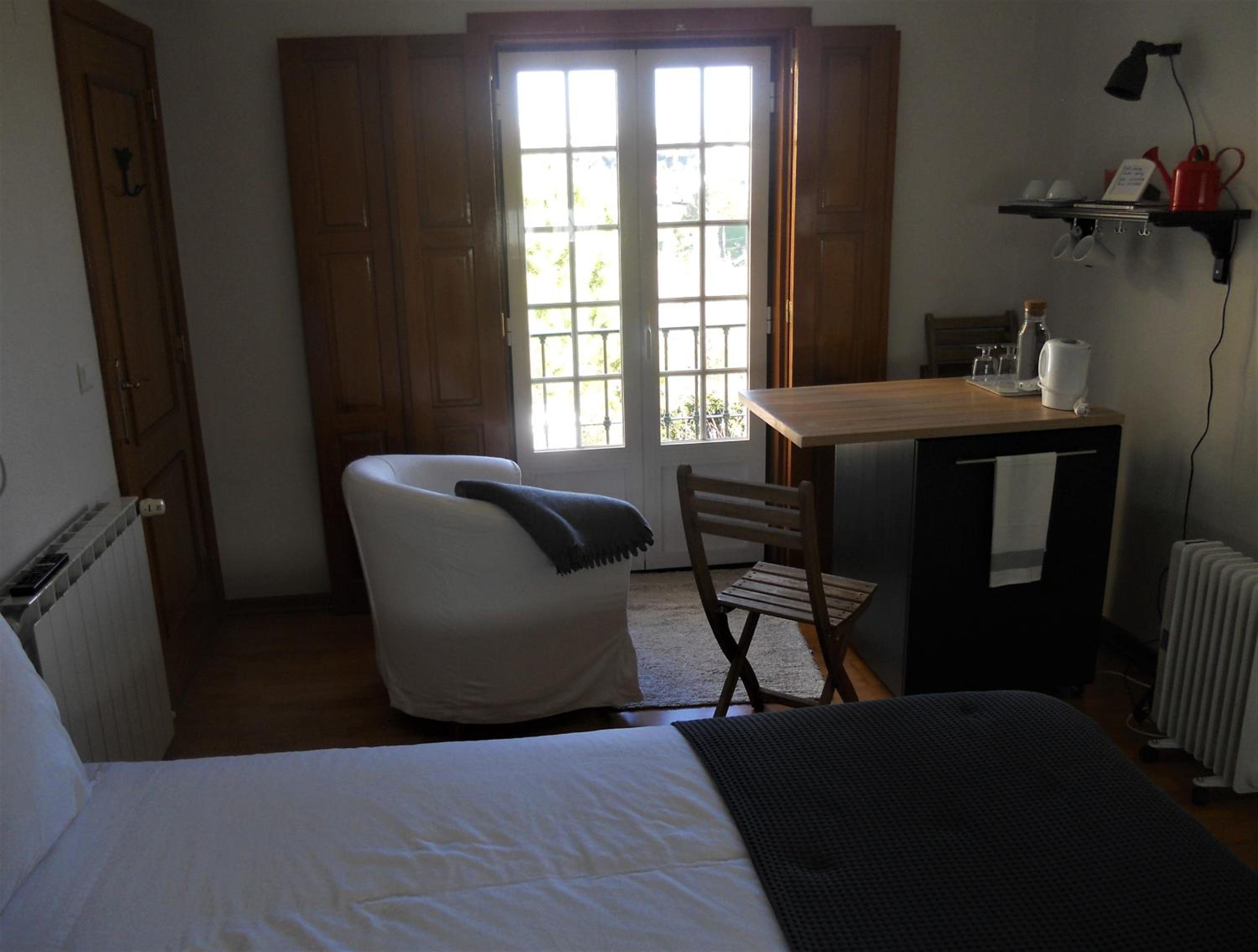 Deluxe Queen Room - Photo 9