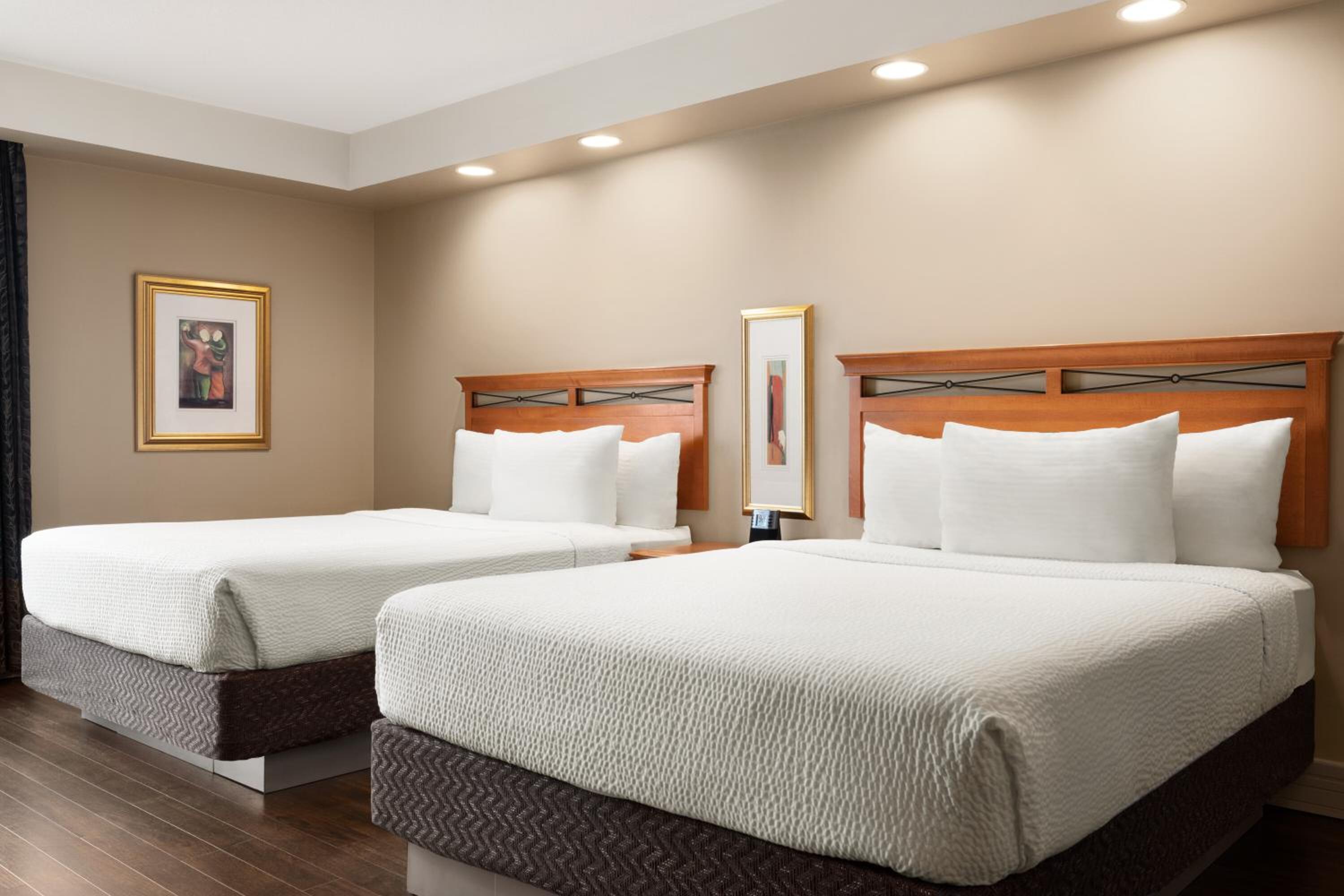 Queen Room with Two Queen Beds - Non-Smoking - Photo 5