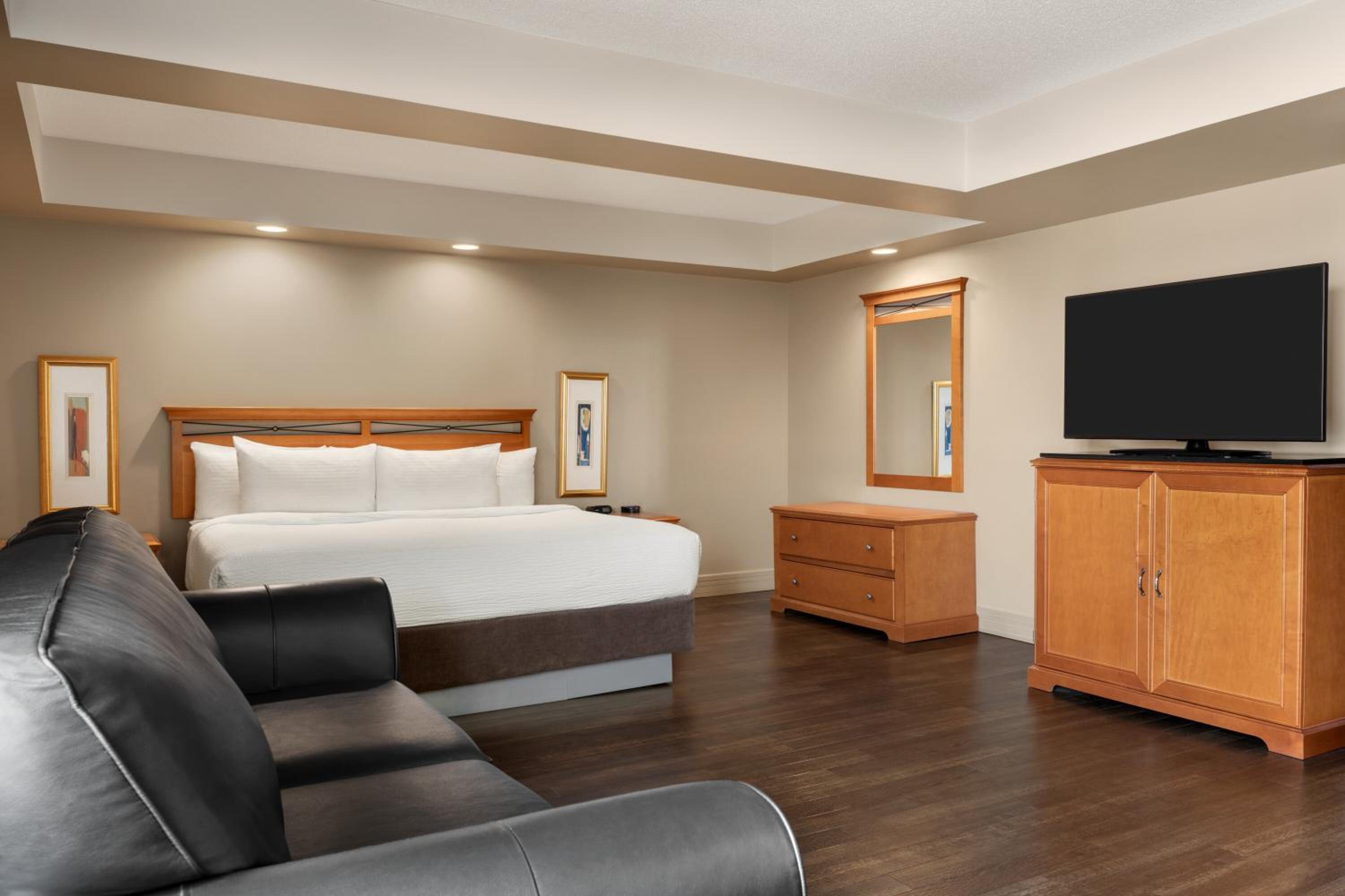 Deluxe King Room - Non-Smoking photo 2