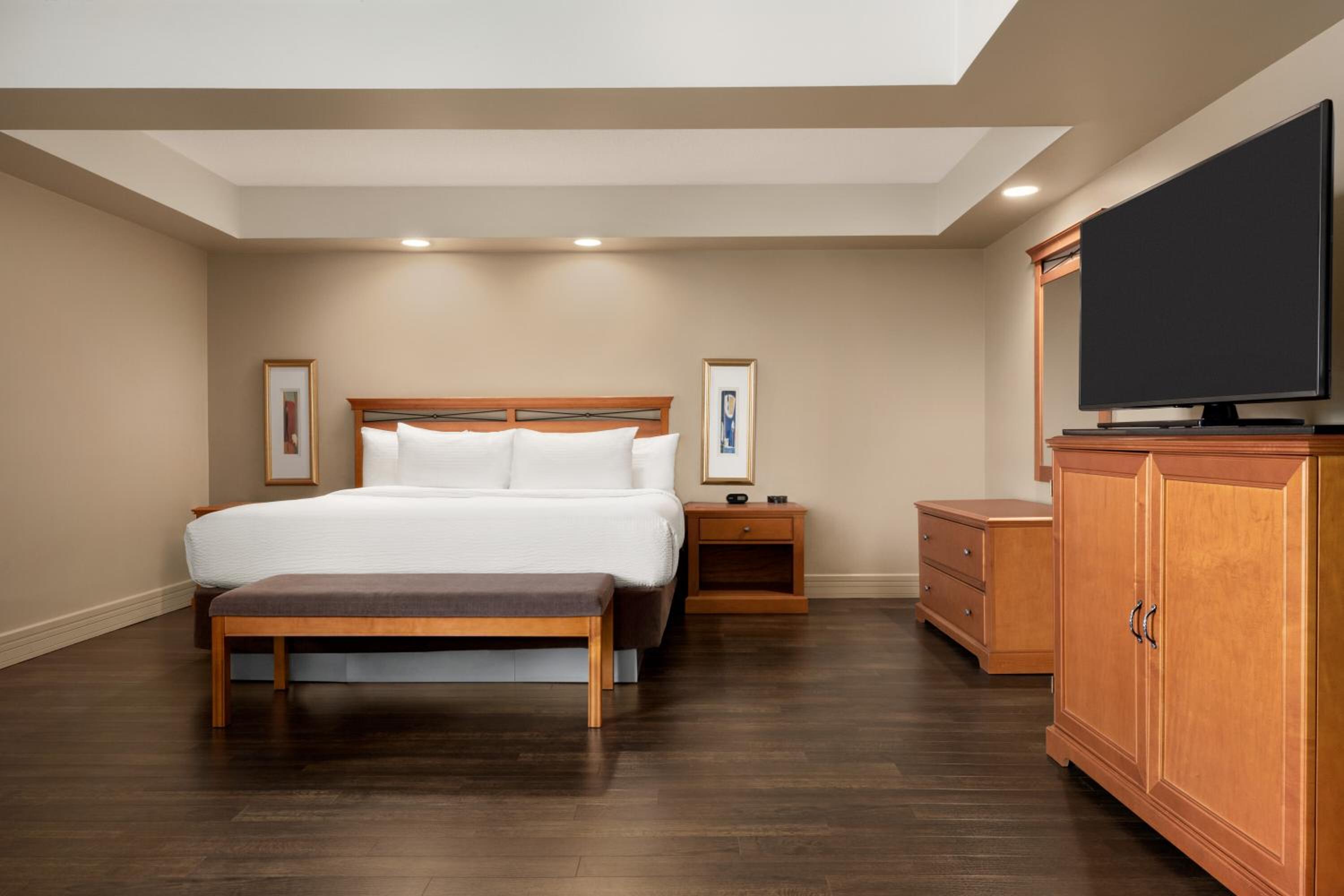 Deluxe King Room - Non-Smoking photo 3
