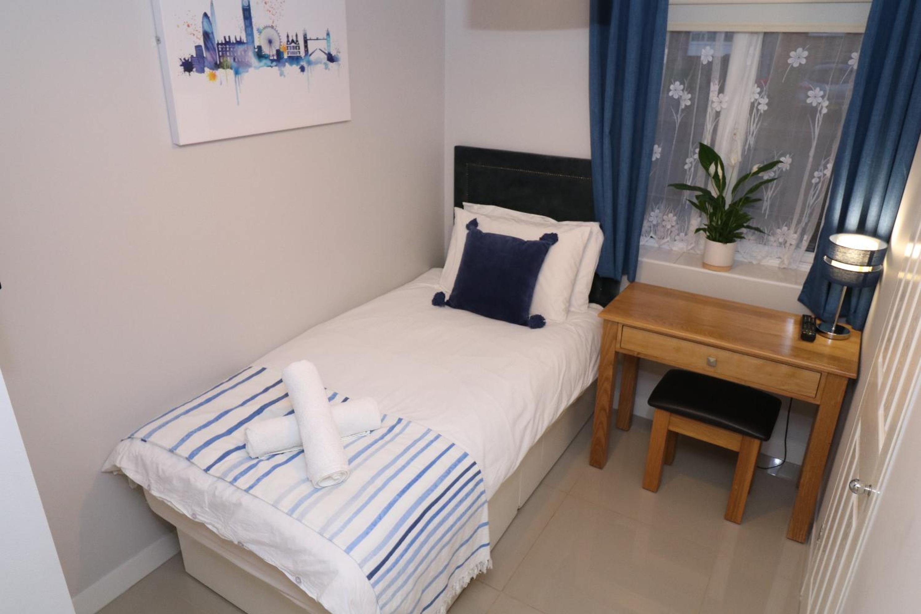Single Room with Bathroom photo 1