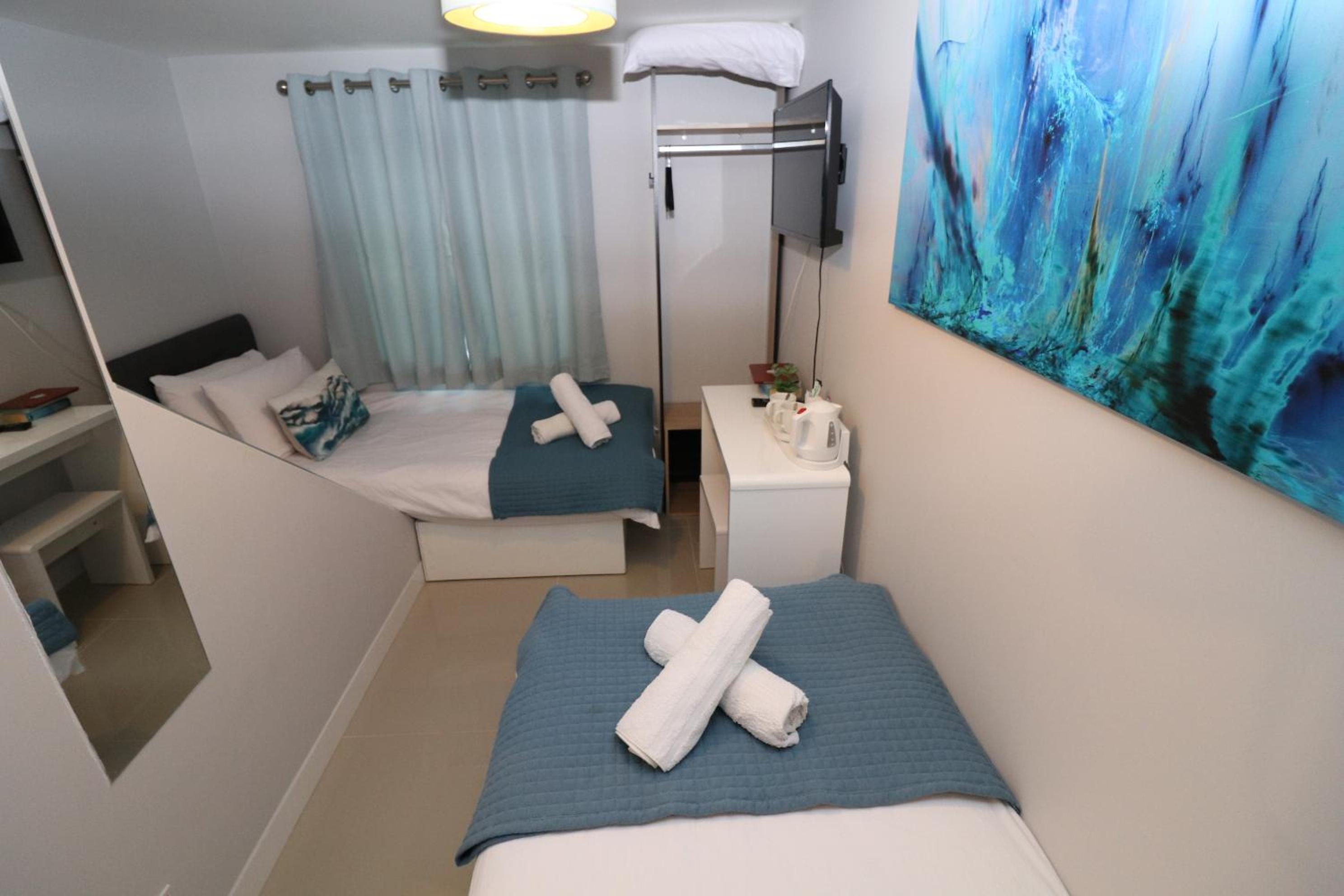 Twin Room with Bathroom - Photo 8
