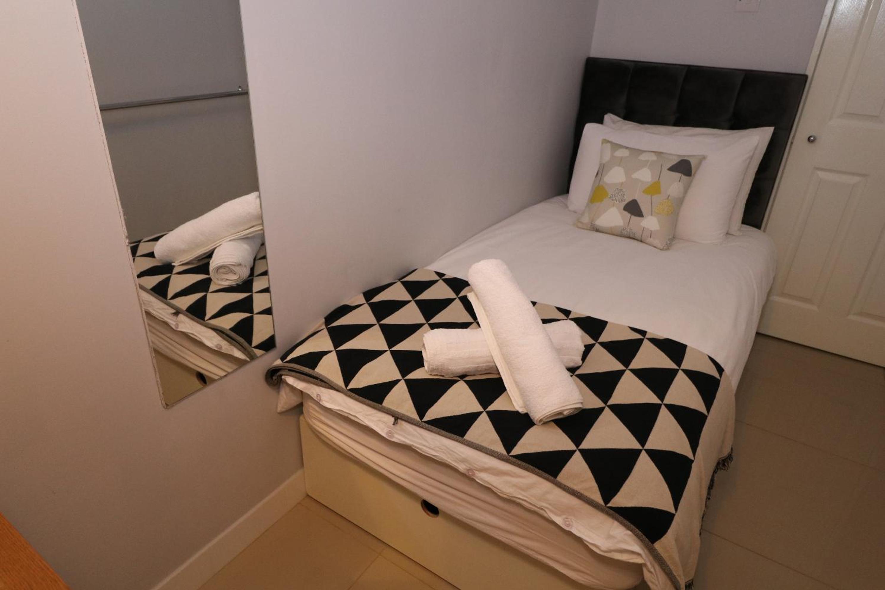Twin Room with Bathroom - Photo 7