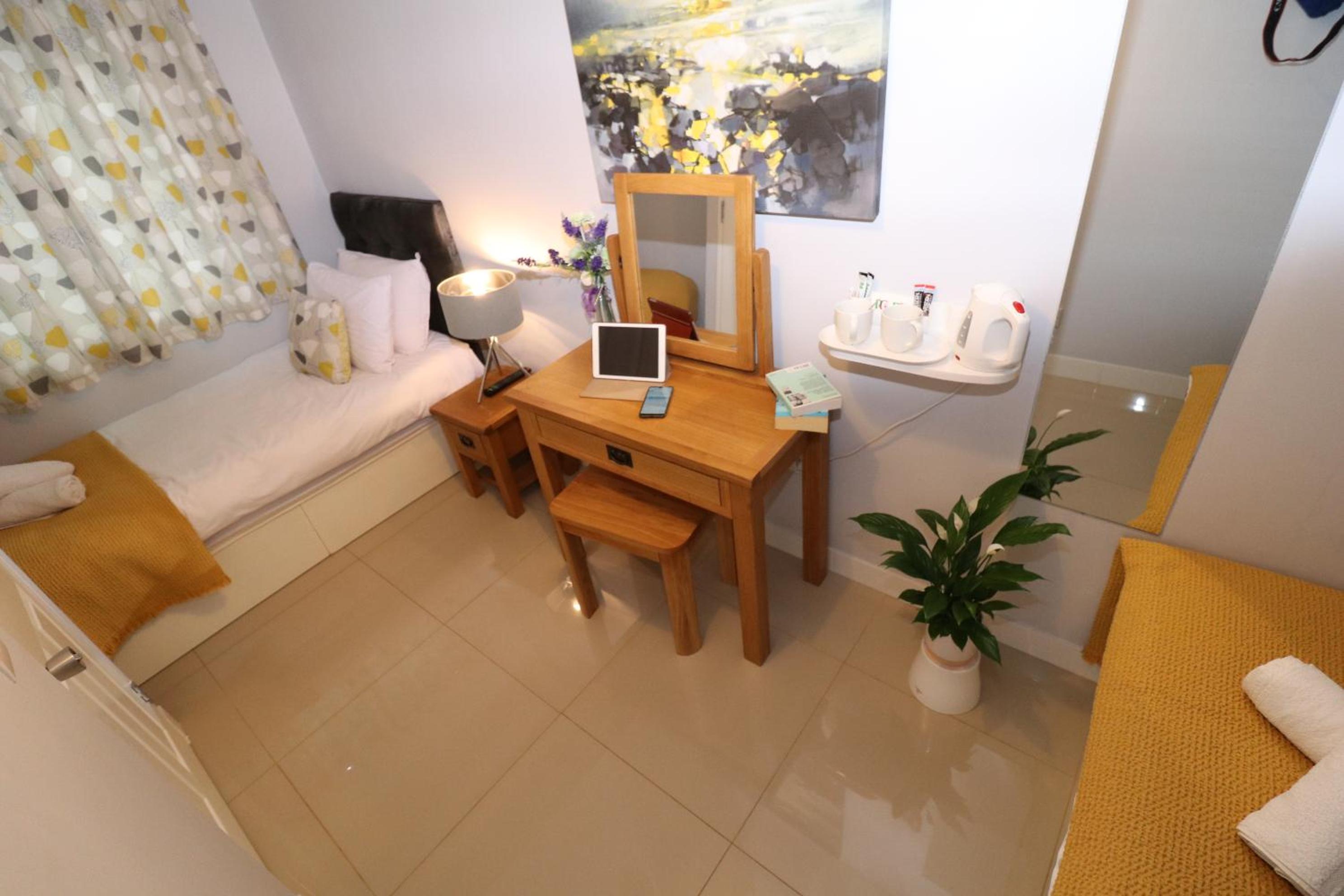 Twin Room with Bathroom - Photo 12