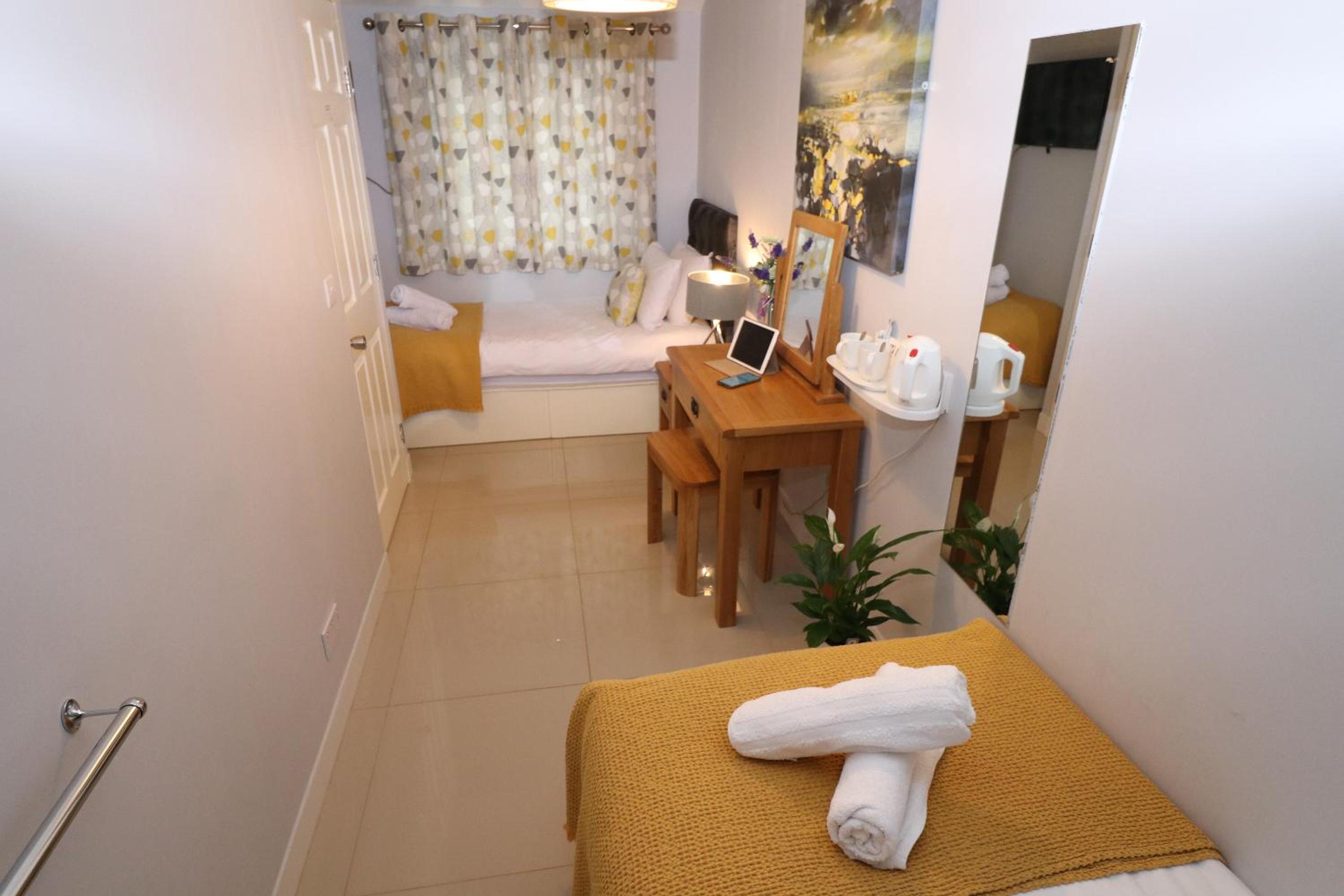 Twin Room with Bathroom - Photo 10