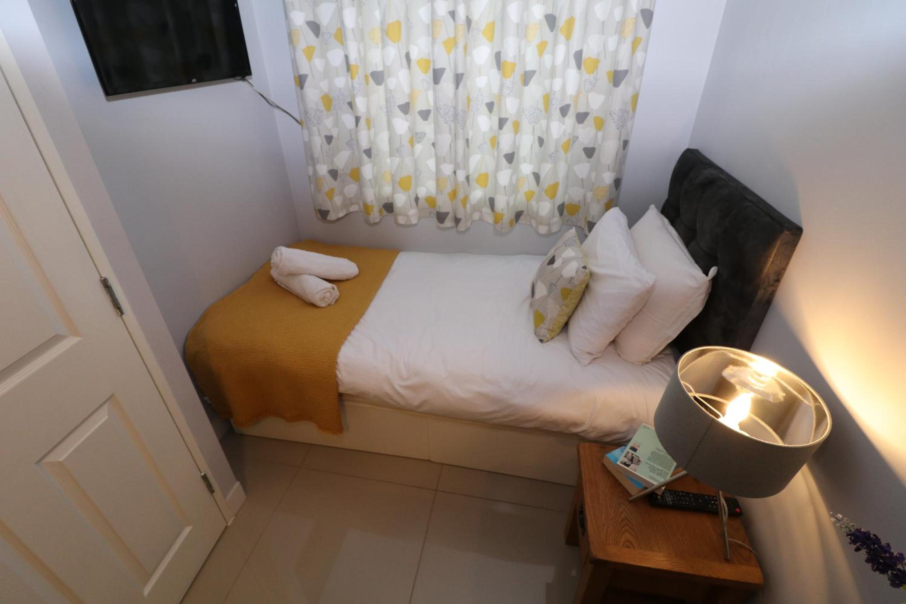 Twin Room with Bathroom - Photo 11