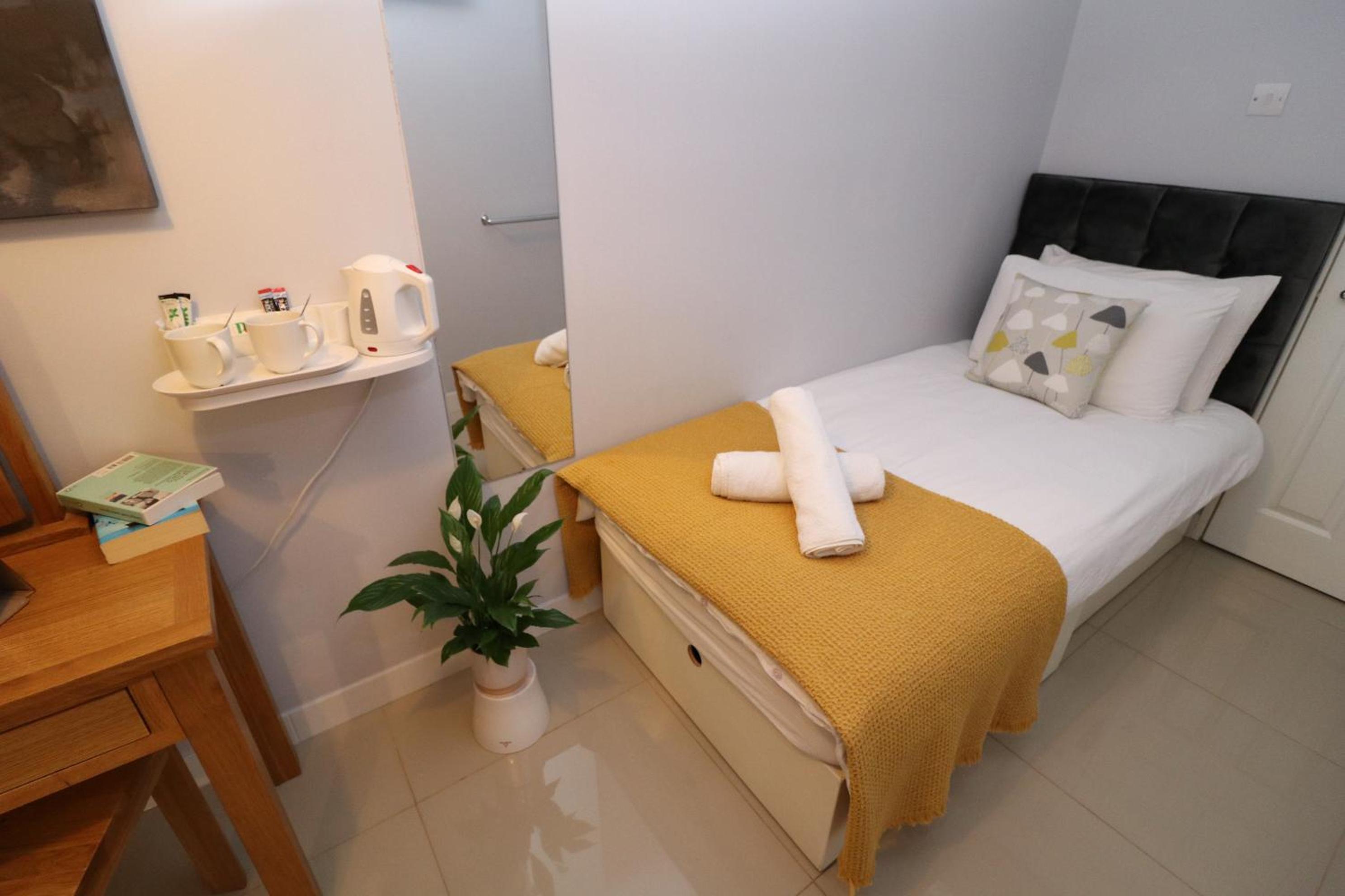 Twin Room with Bathroom - Photo 9