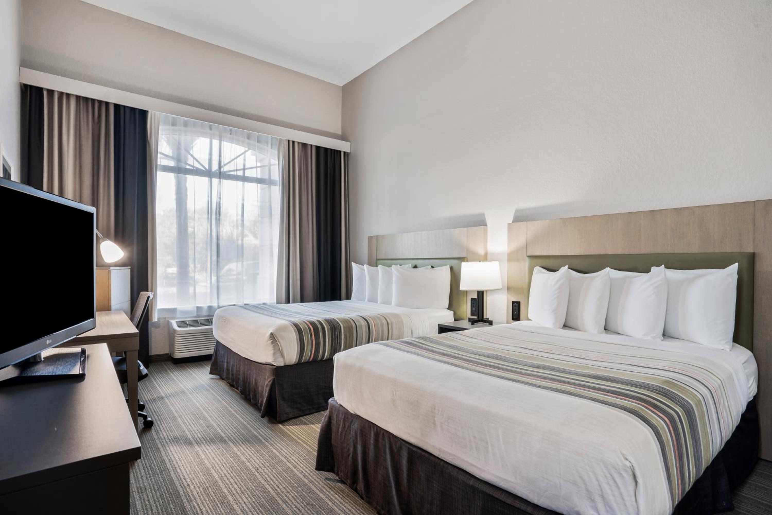 Queen Room with Two Queen Beds - Photo 4