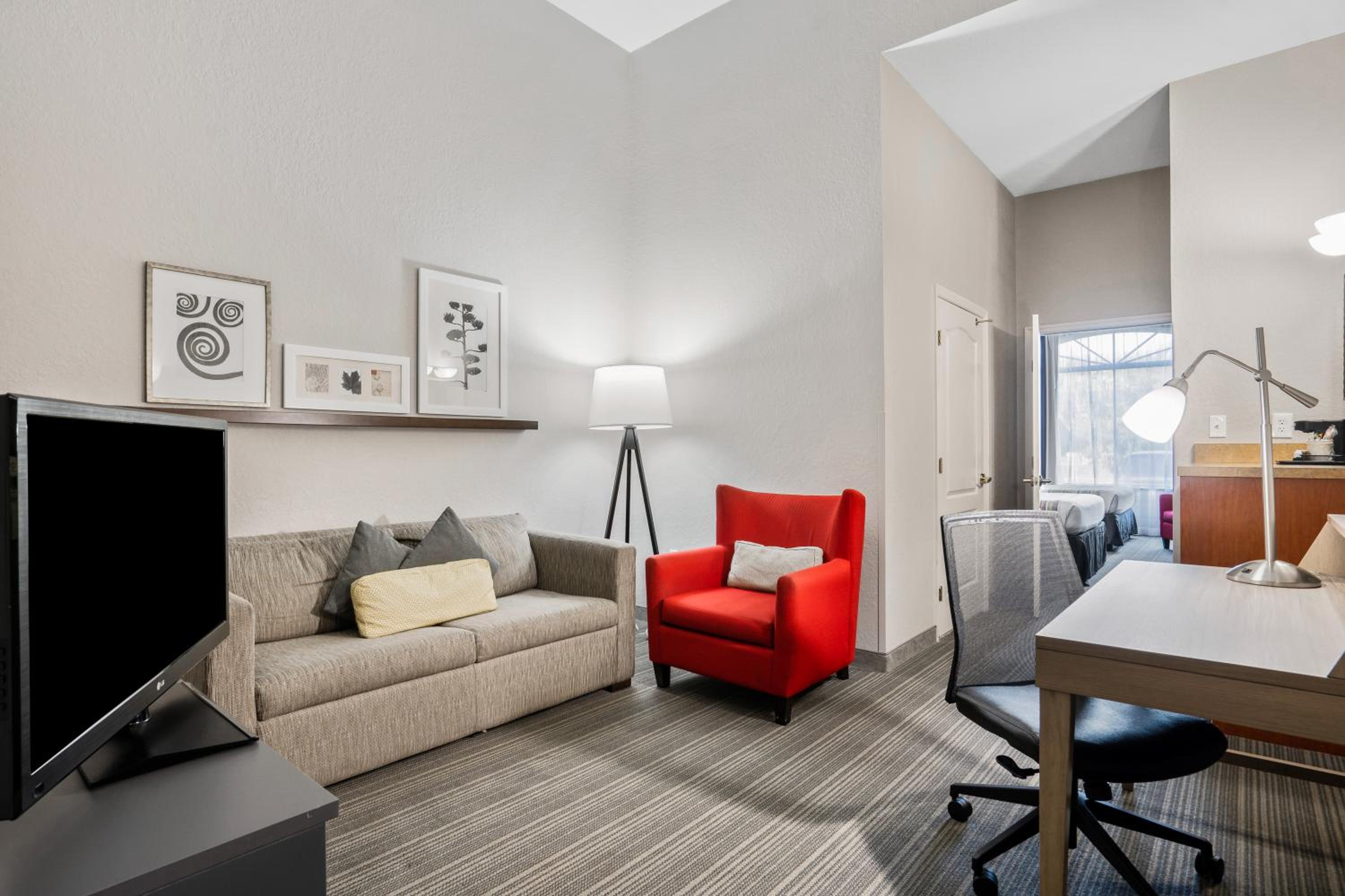 One-Bedroom Suite - Photo 3