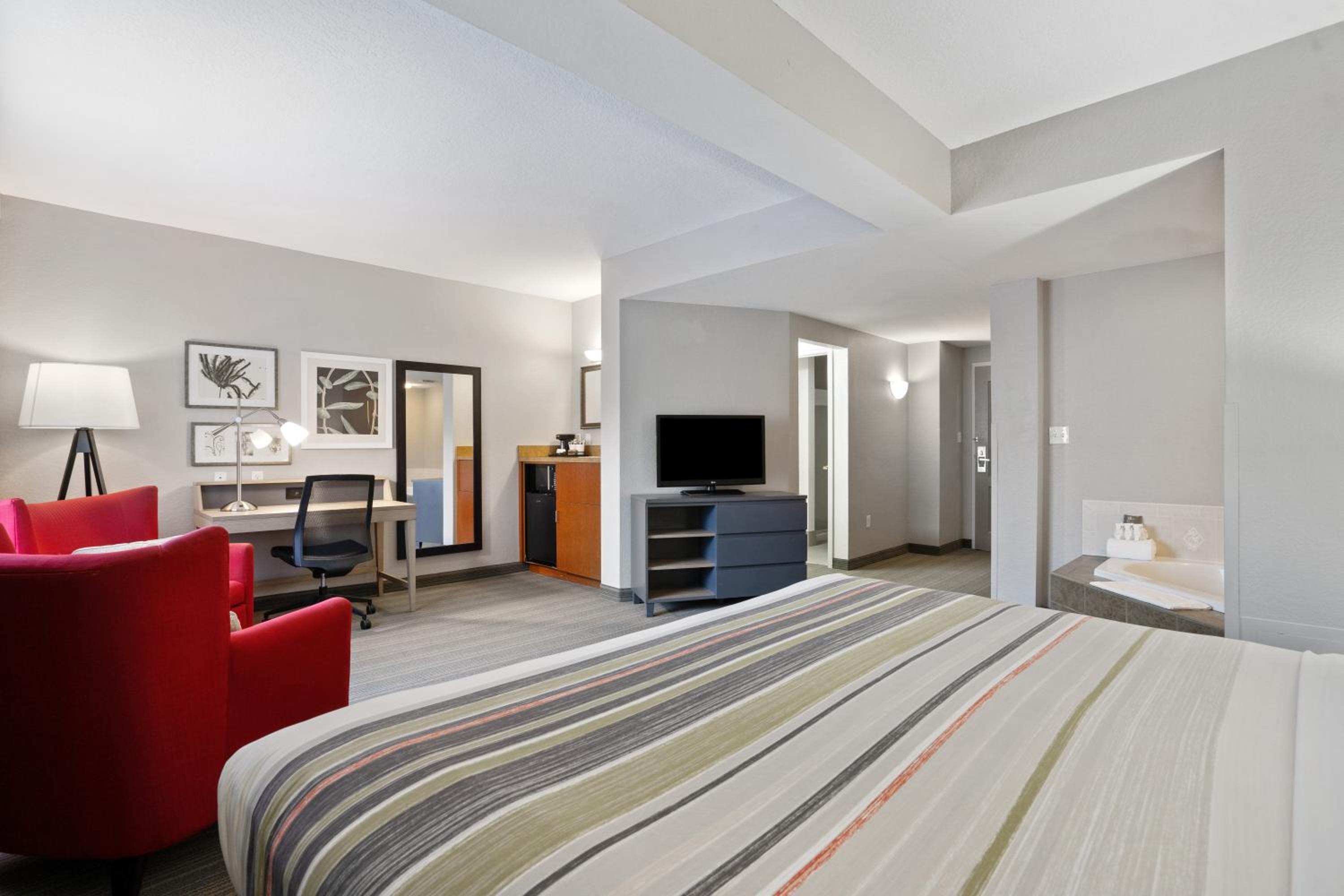 King Suite - Non-Smoking - Photo 3