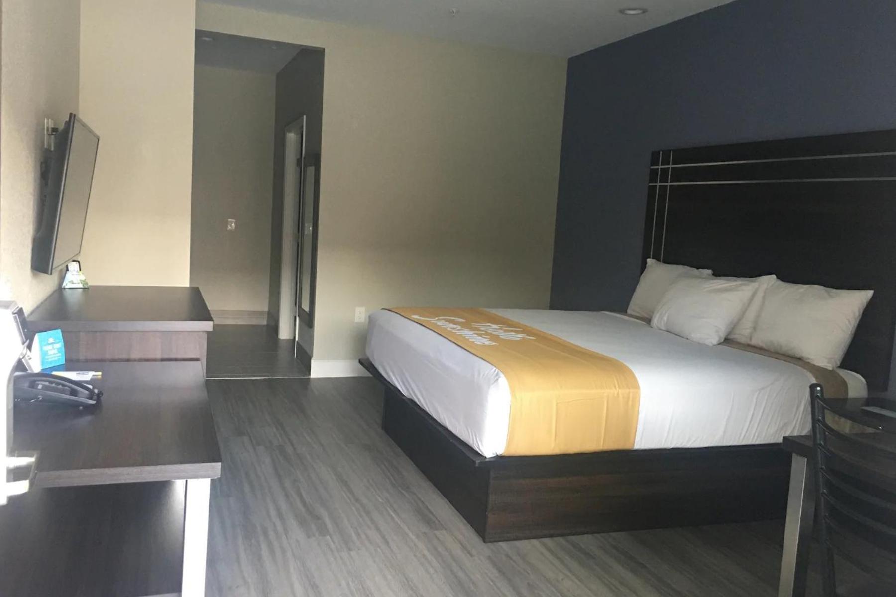 King Room with Roll-In Shower - Mobility/Hearing Accessible - Non-Smoking - Photo 5