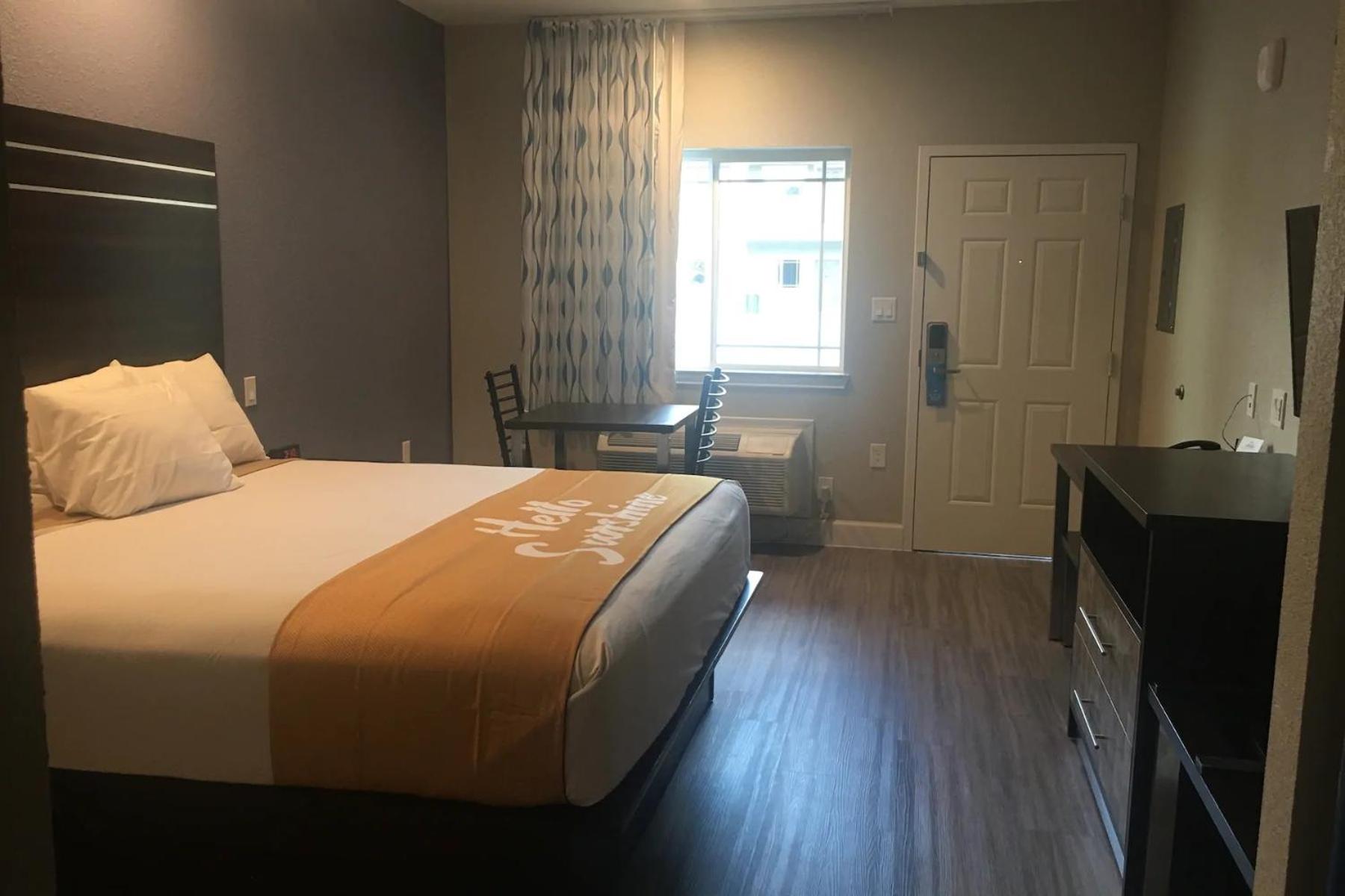 King Room with Roll-In Shower - Mobility/Hearing Accessible - Non-Smoking - Photo 2