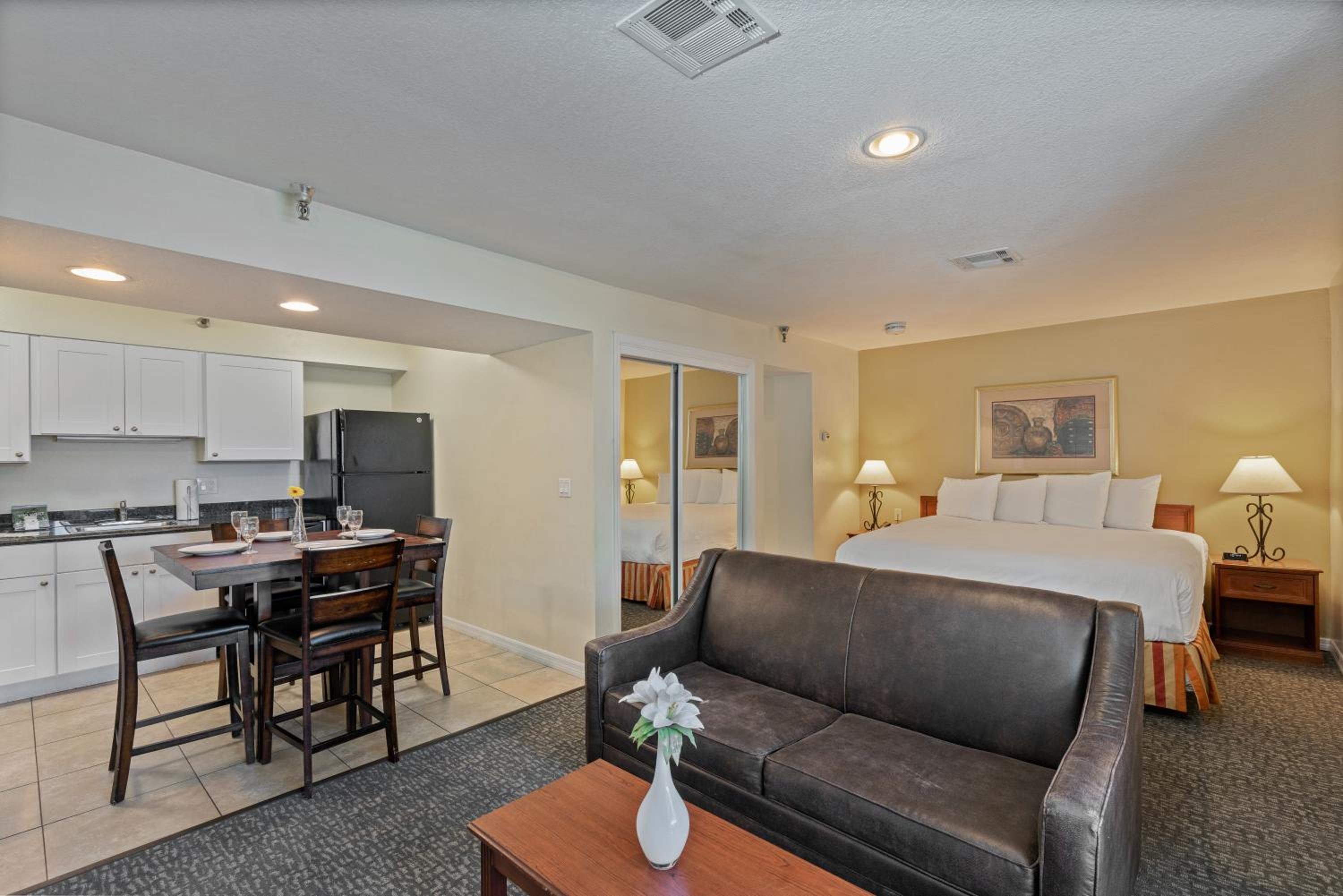 Queen Studio Suite photo 2
