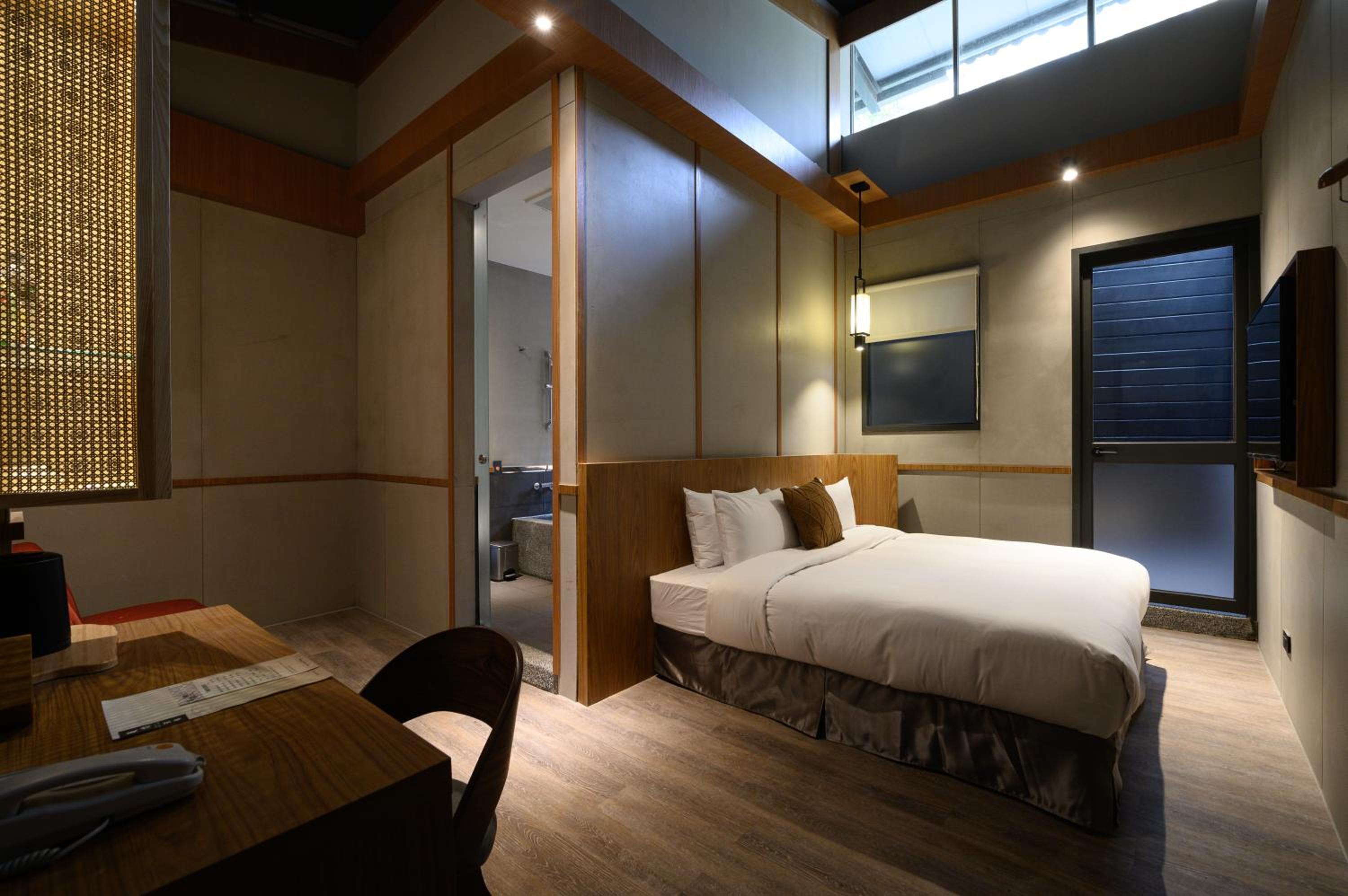 Queen Room with Garden View - Photo 5