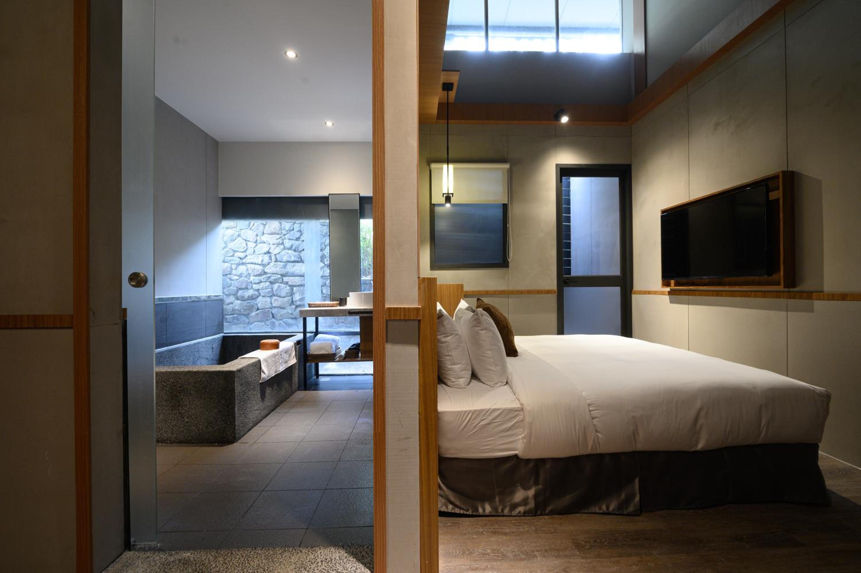 Queen Room with Garden View - Photo 6