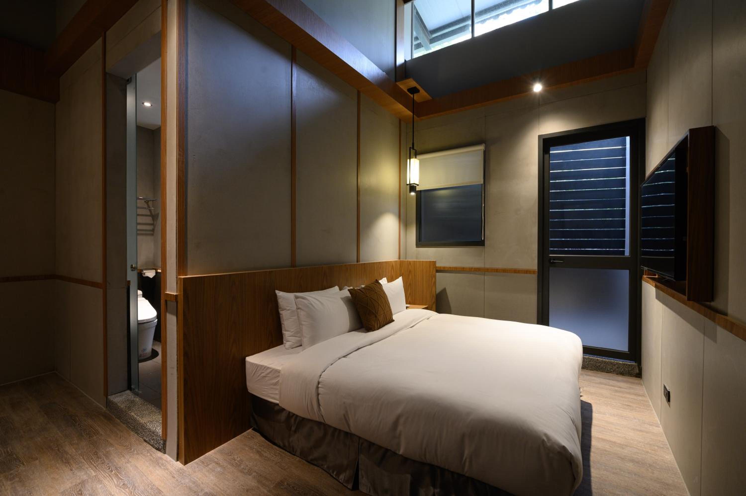 Queen Room with Garden View - Photo 4