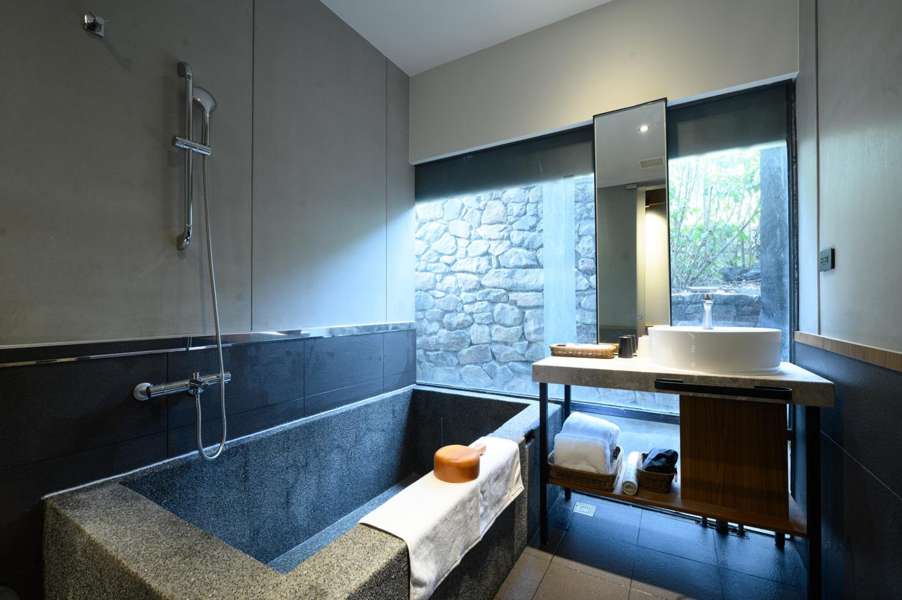 Queen Room with Garden View - Photo 3