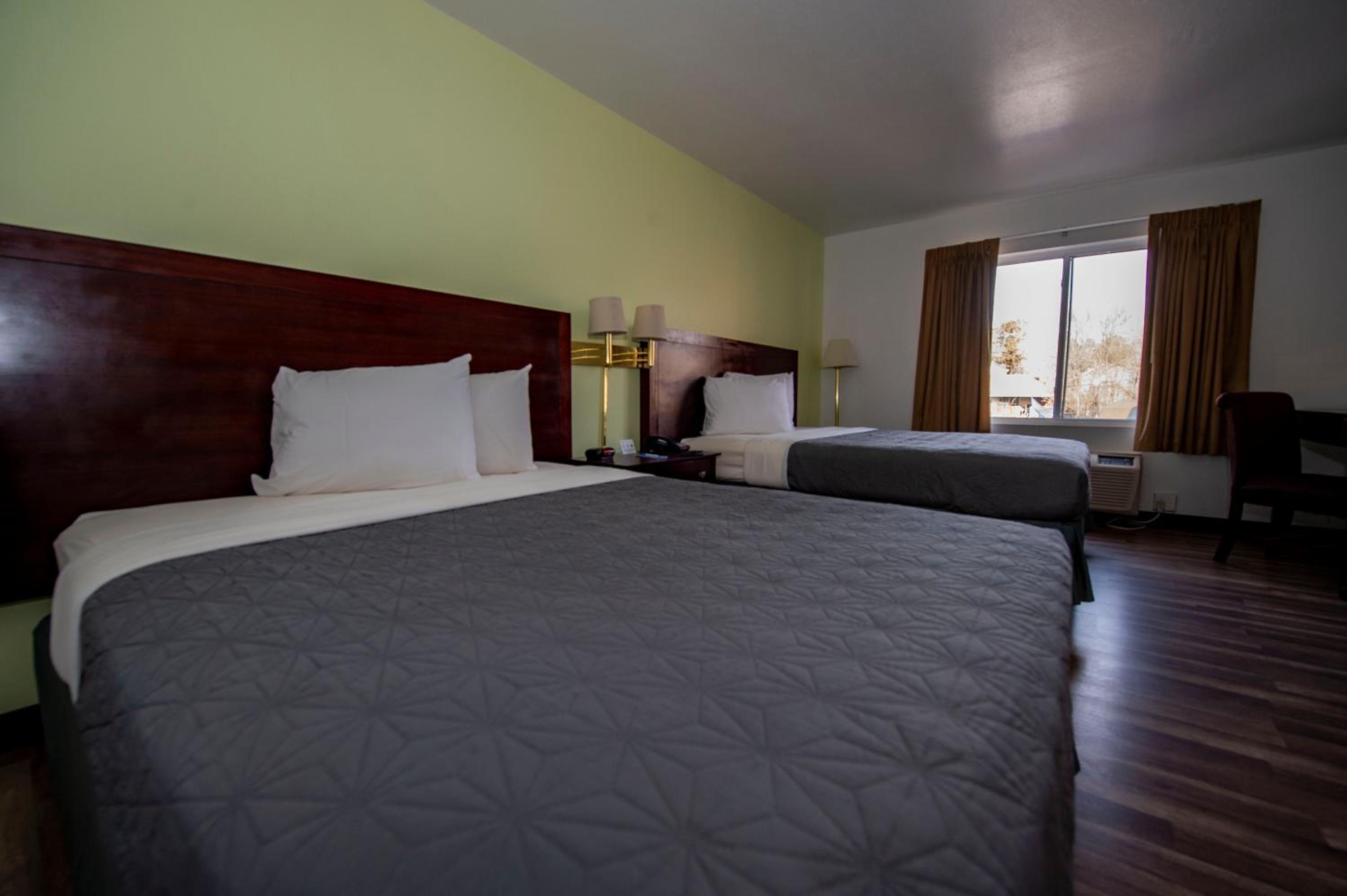 Queen Room with Two Queen Beds - Non-Smoking - Photo 4
