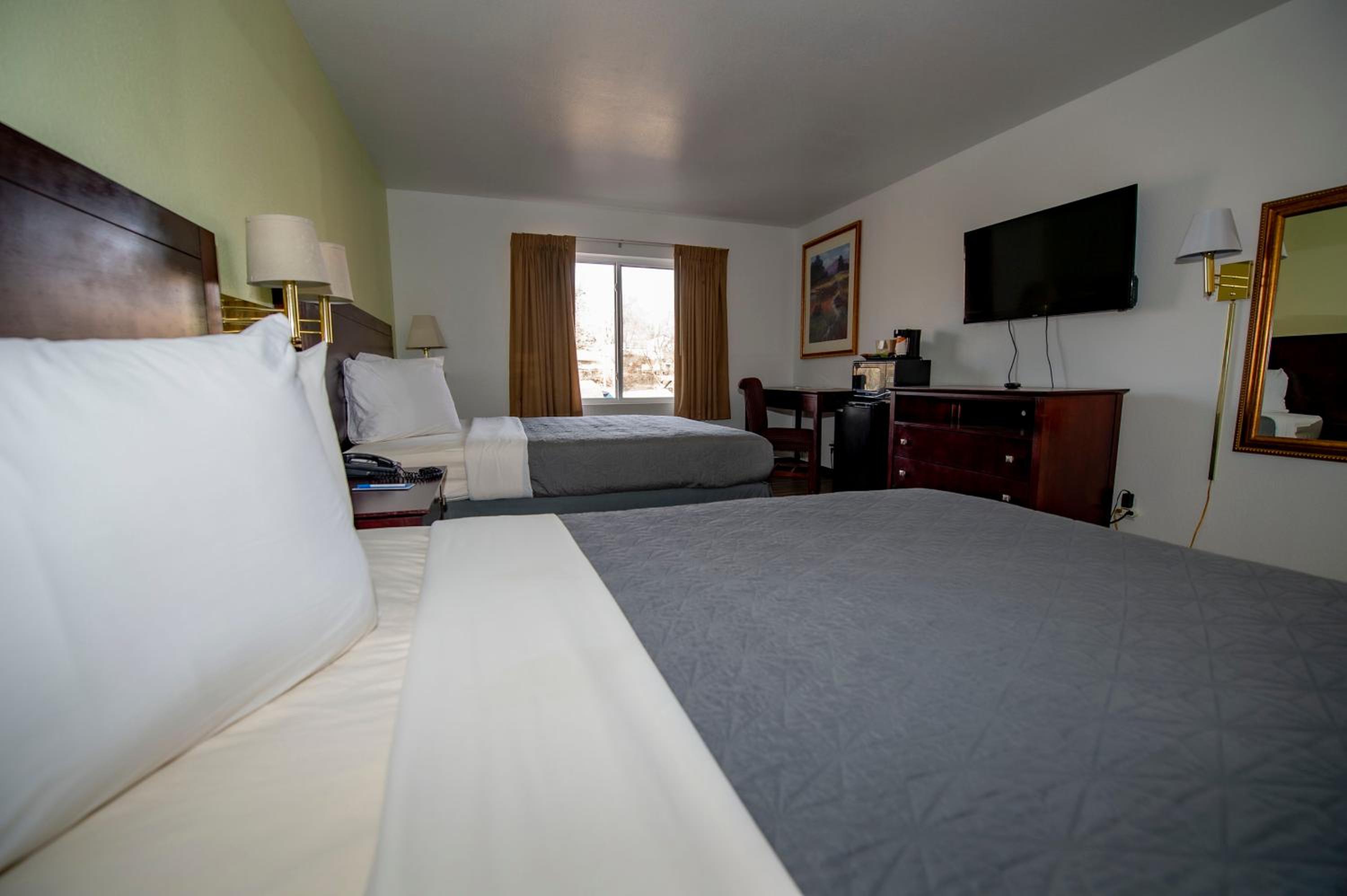 Queen Room with Two Queen Beds - Non-Smoking - Photo 5
