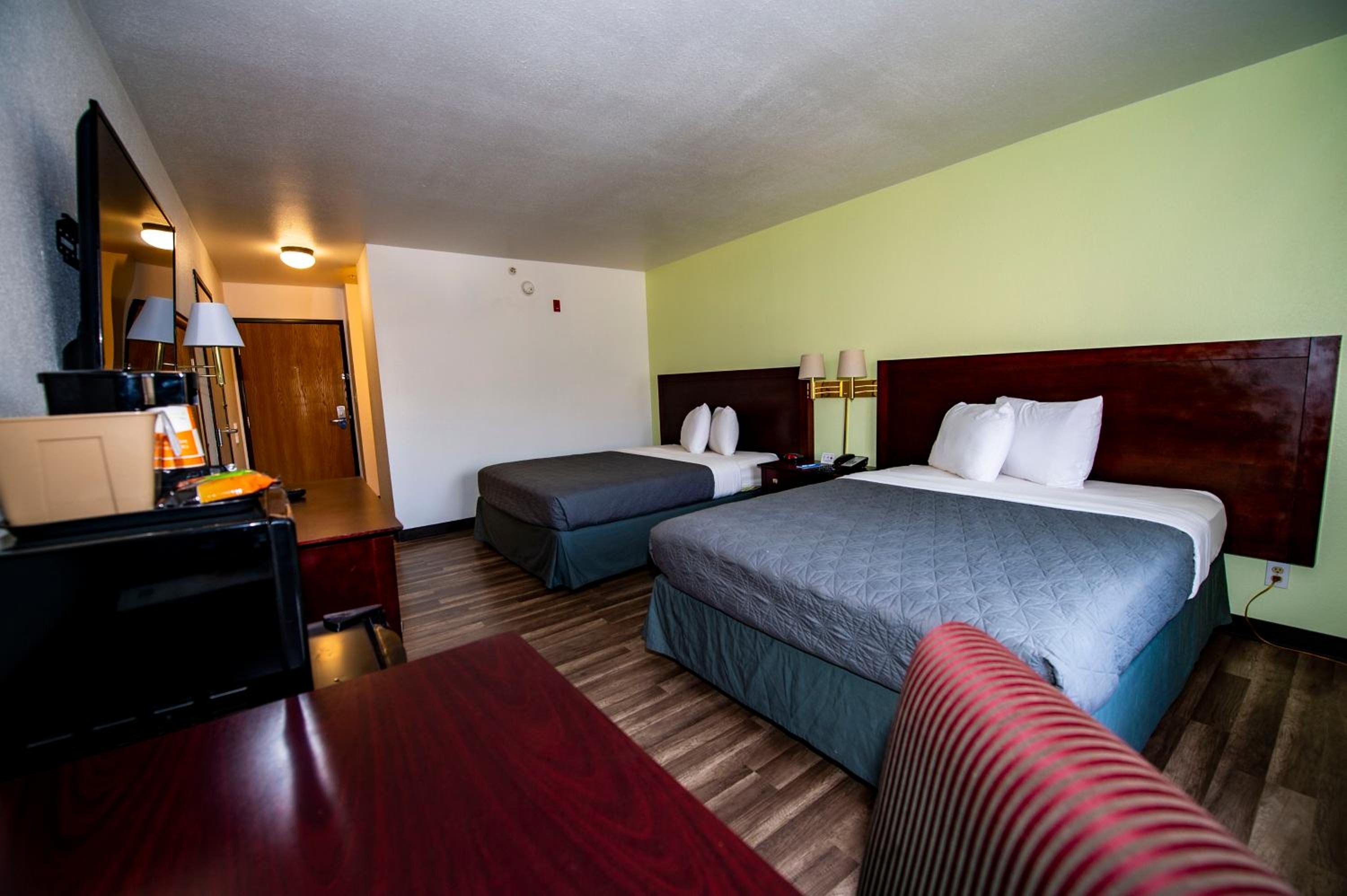 Queen Room with Two Queen Beds - Non-Smoking - Photo 1