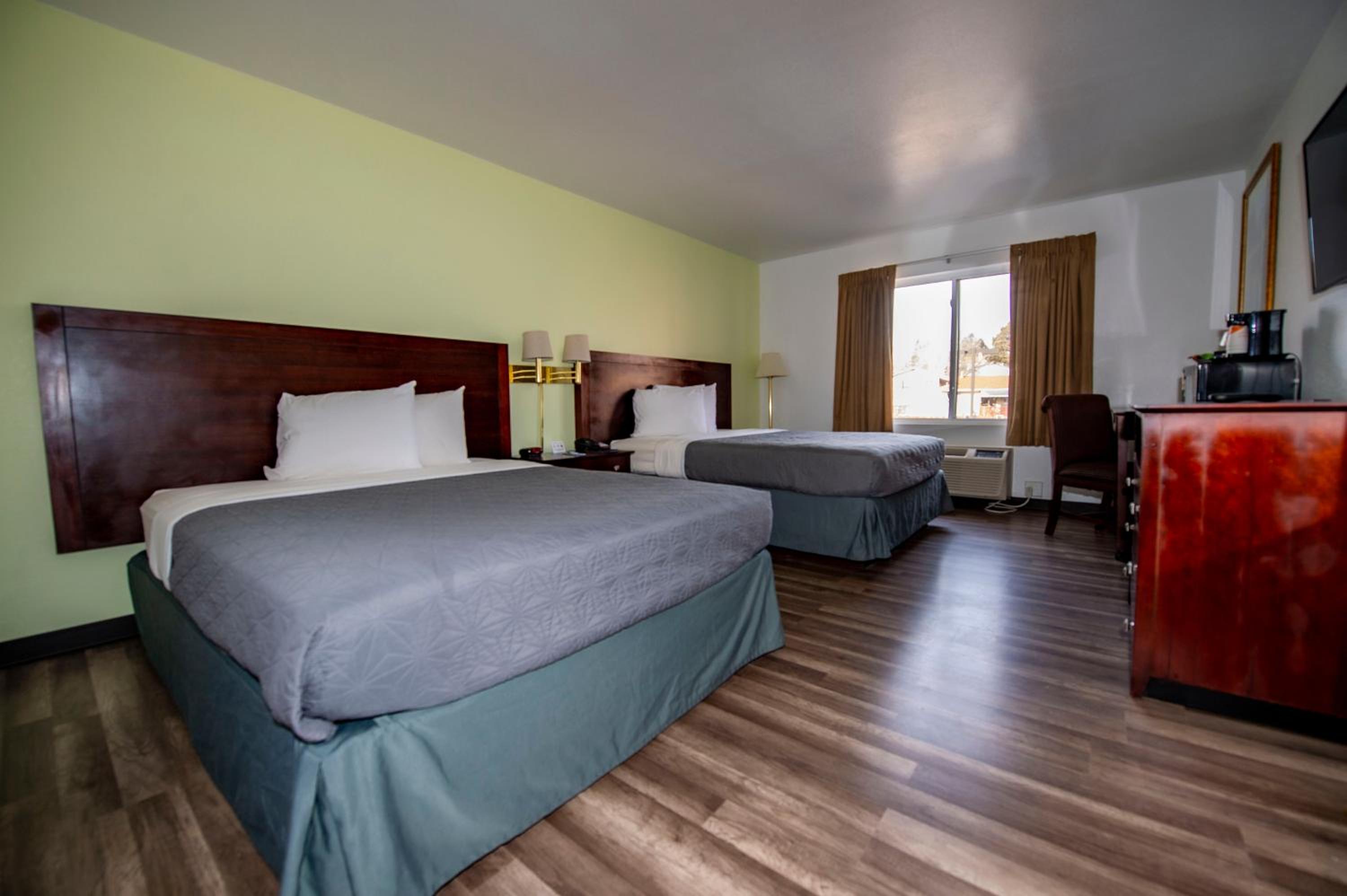 Queen Room with Two Queen Beds - Non-Smoking - Photo 3