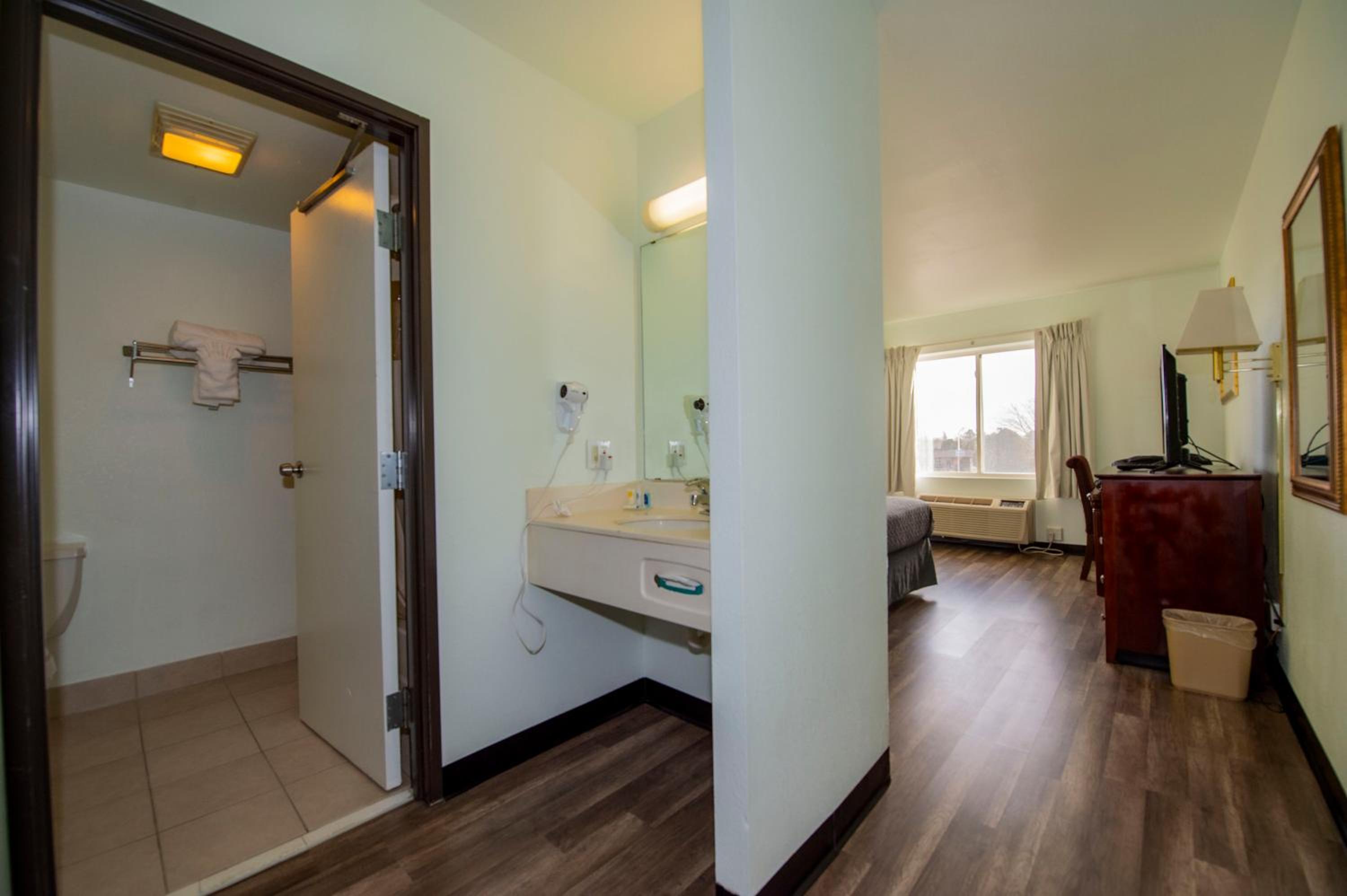 Queen Room with Two Queen Beds - Non-Smoking - Photo 2