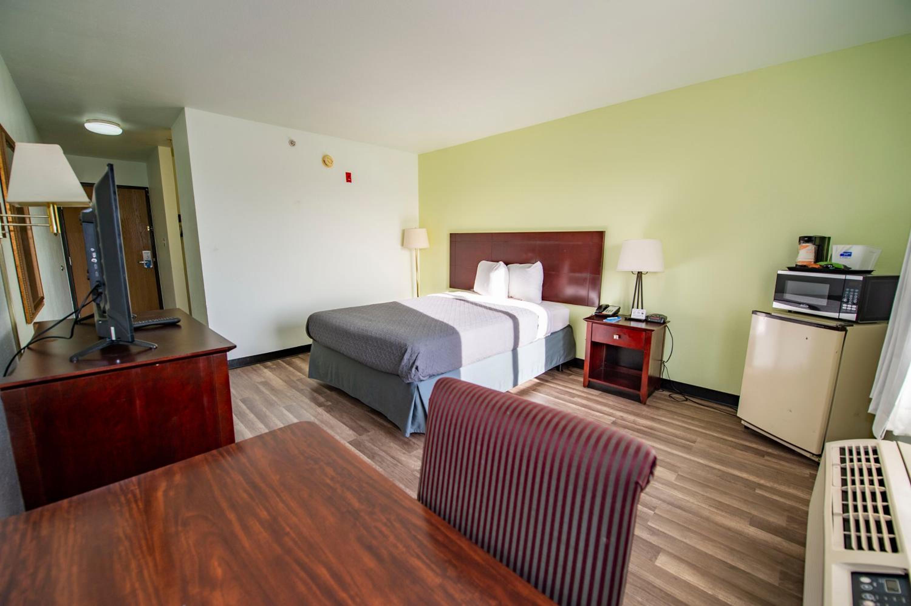 Queen Room - Non-Smoking - Photo 1