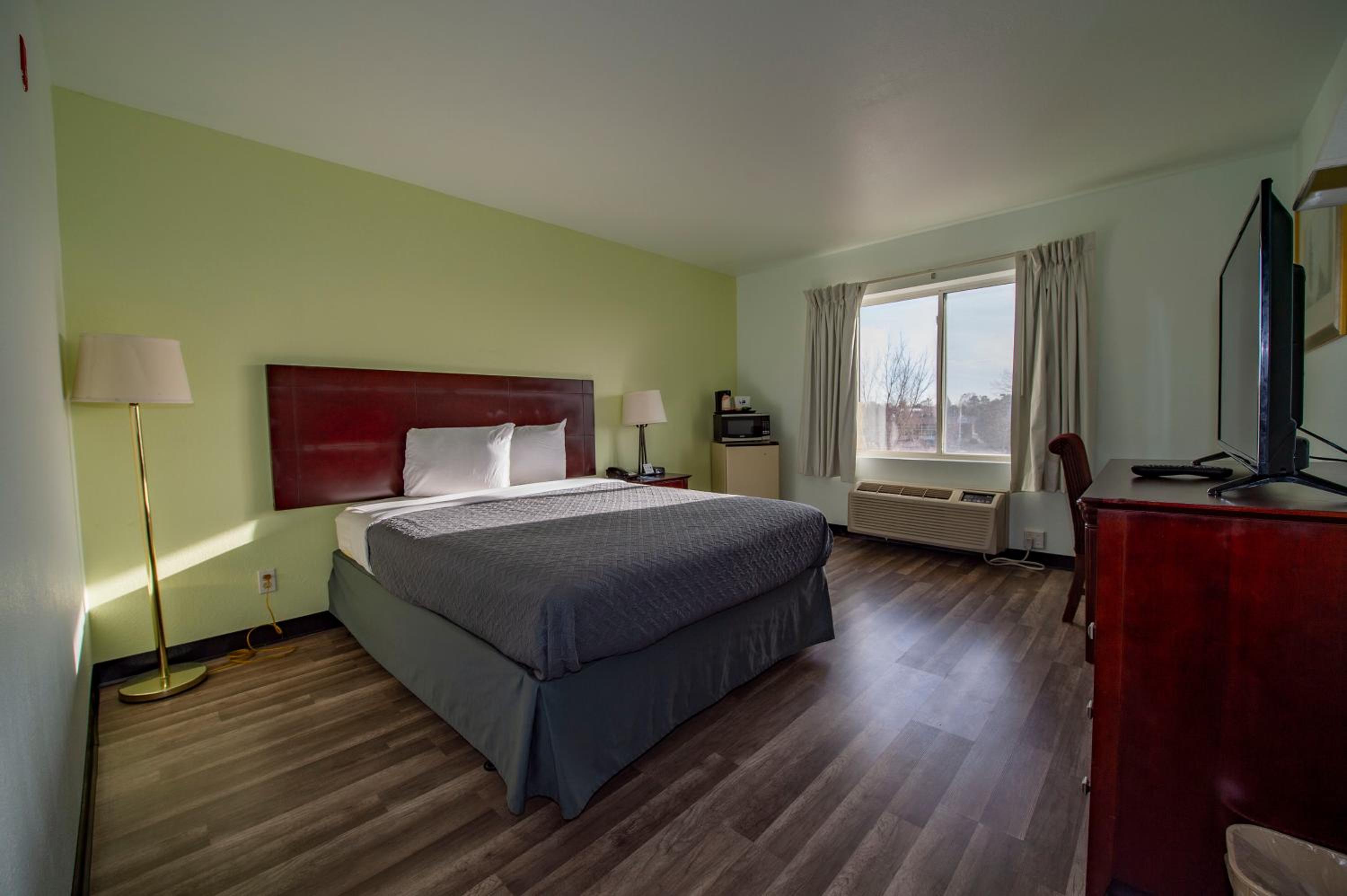 Queen Room - Non-Smoking - Photo 2