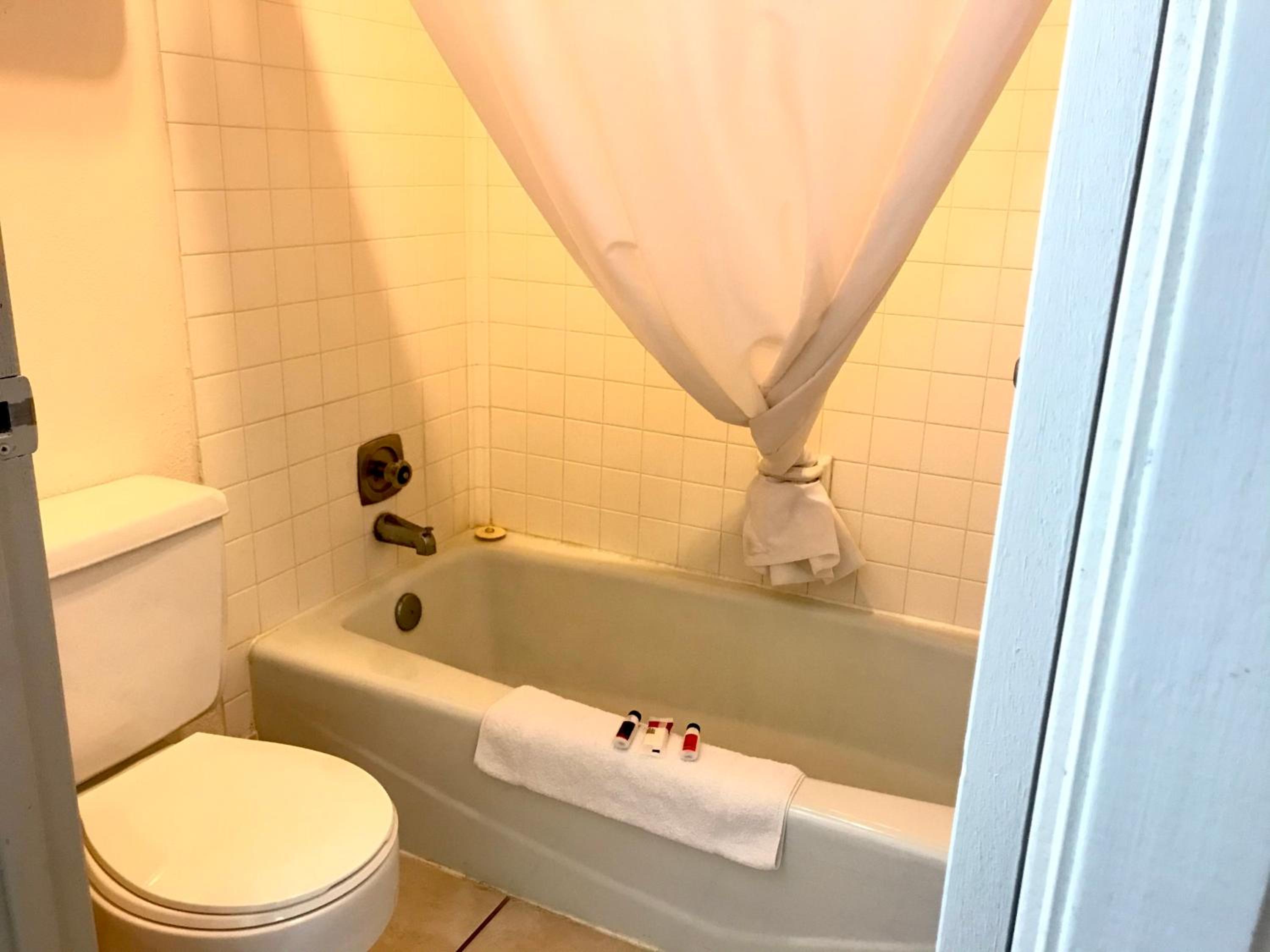 King Room - Non-Smoking - Photo 9