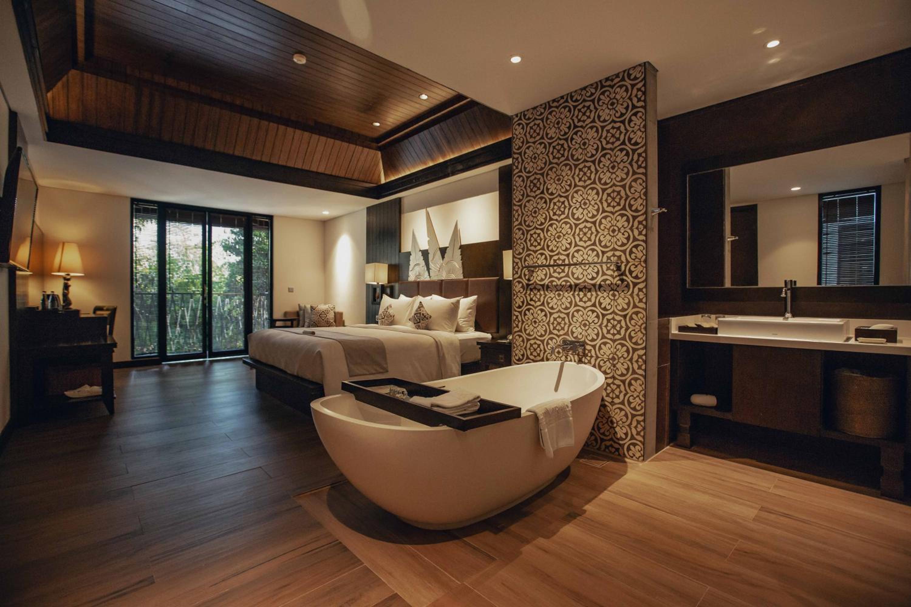 Junior Suite with Pool View - Photo 6
