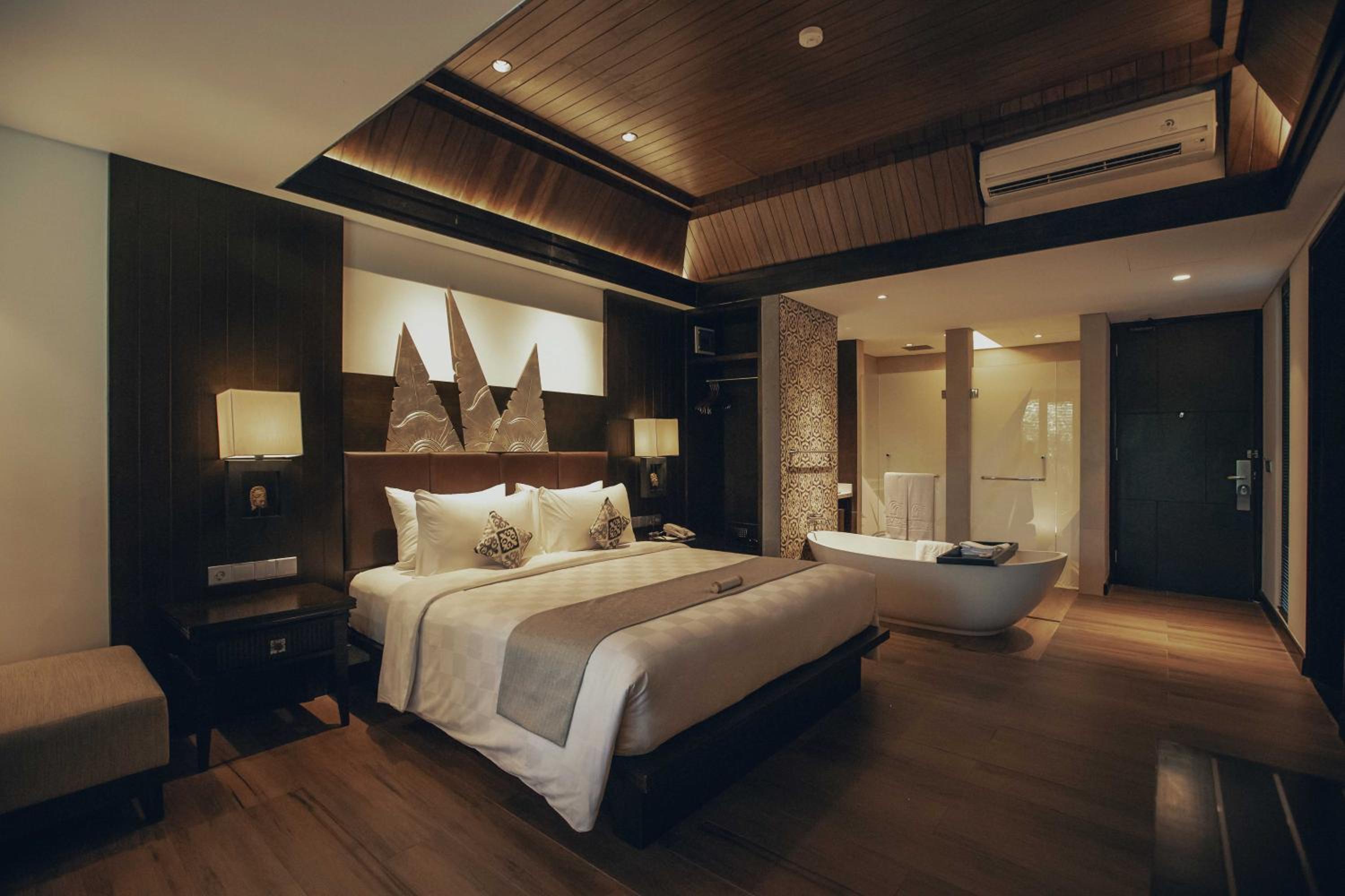 Junior Suite with Pool View - Photo 5