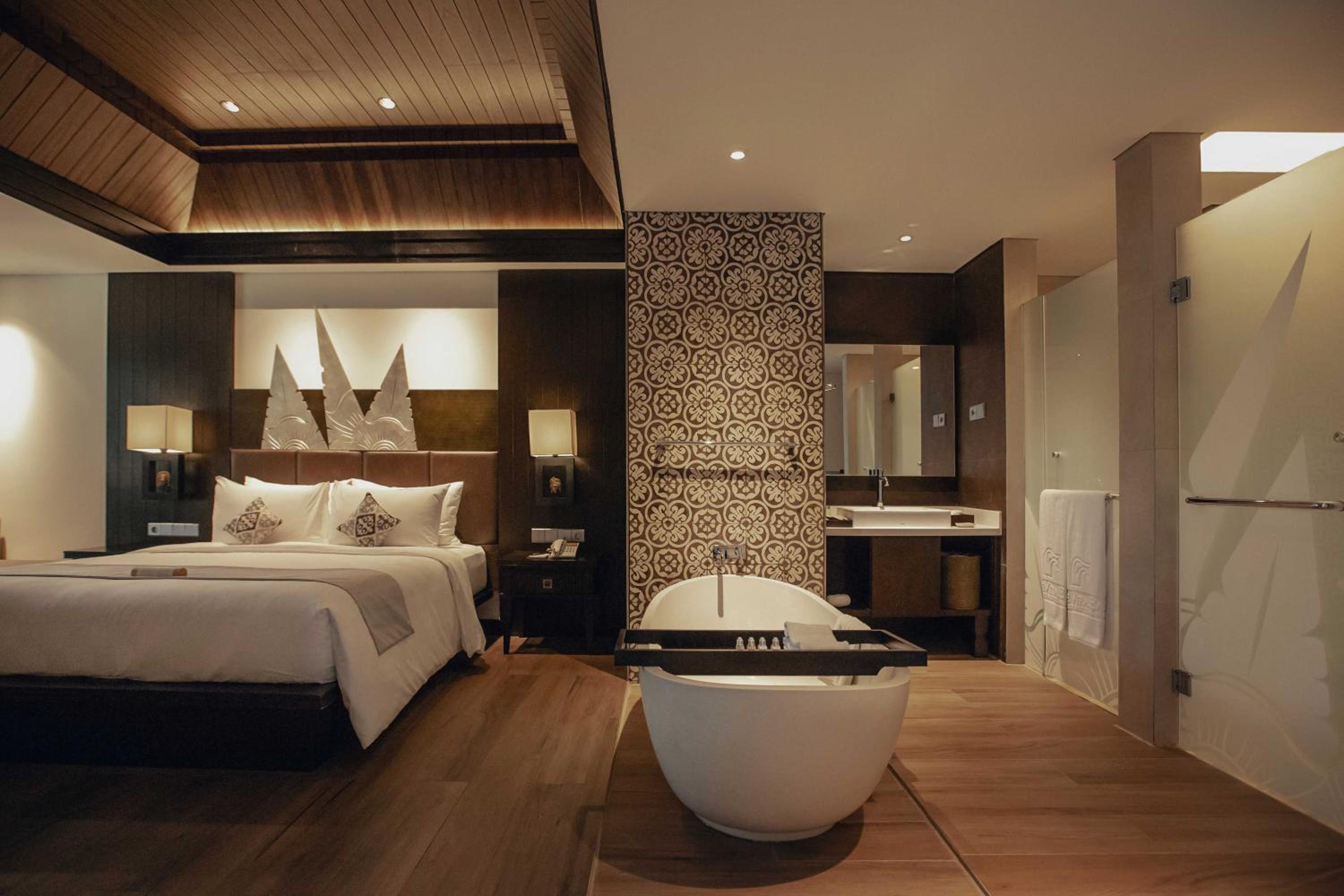 Junior Suite with Pool View - Photo 4