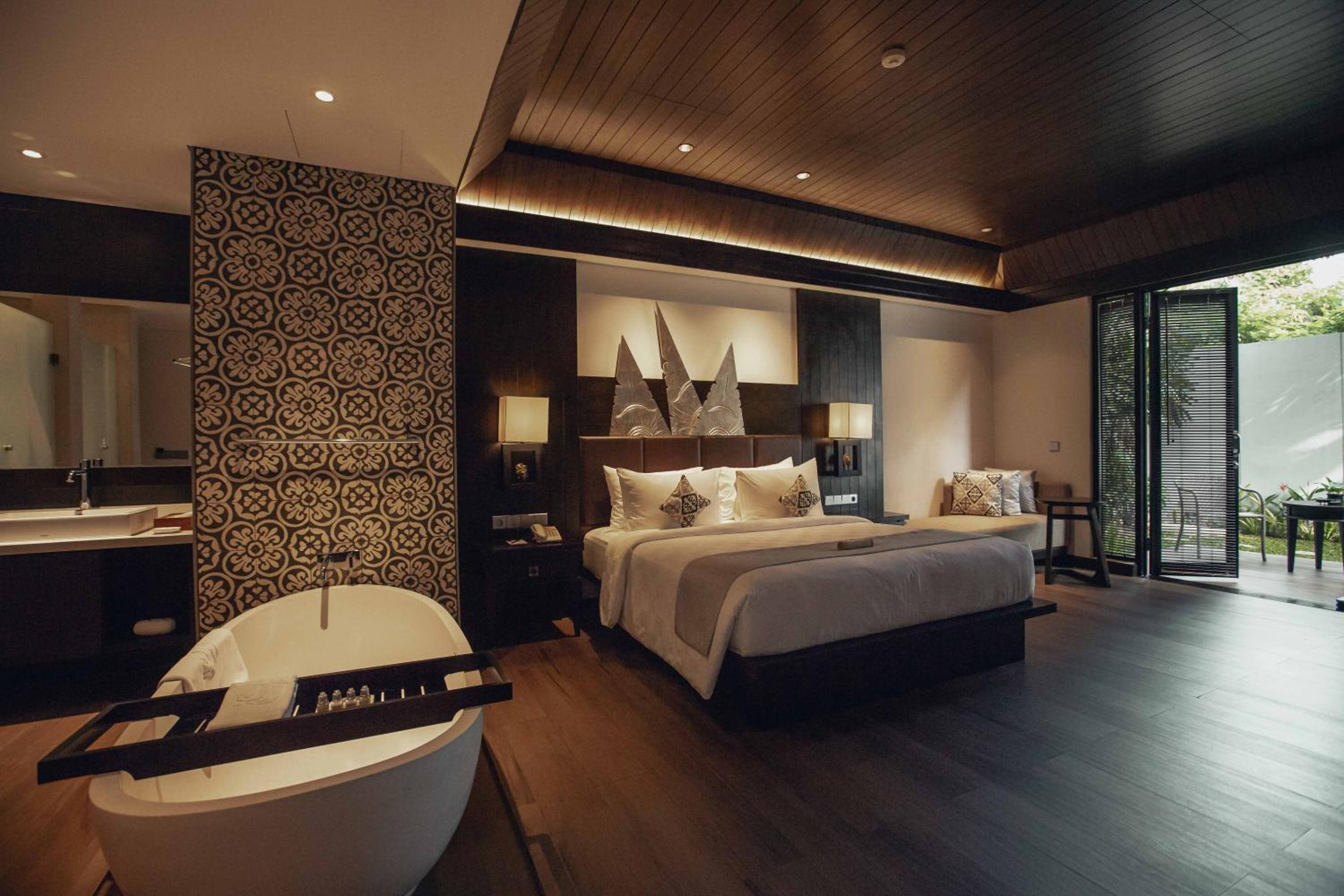 Junior Suite with Pool View - Photo 7