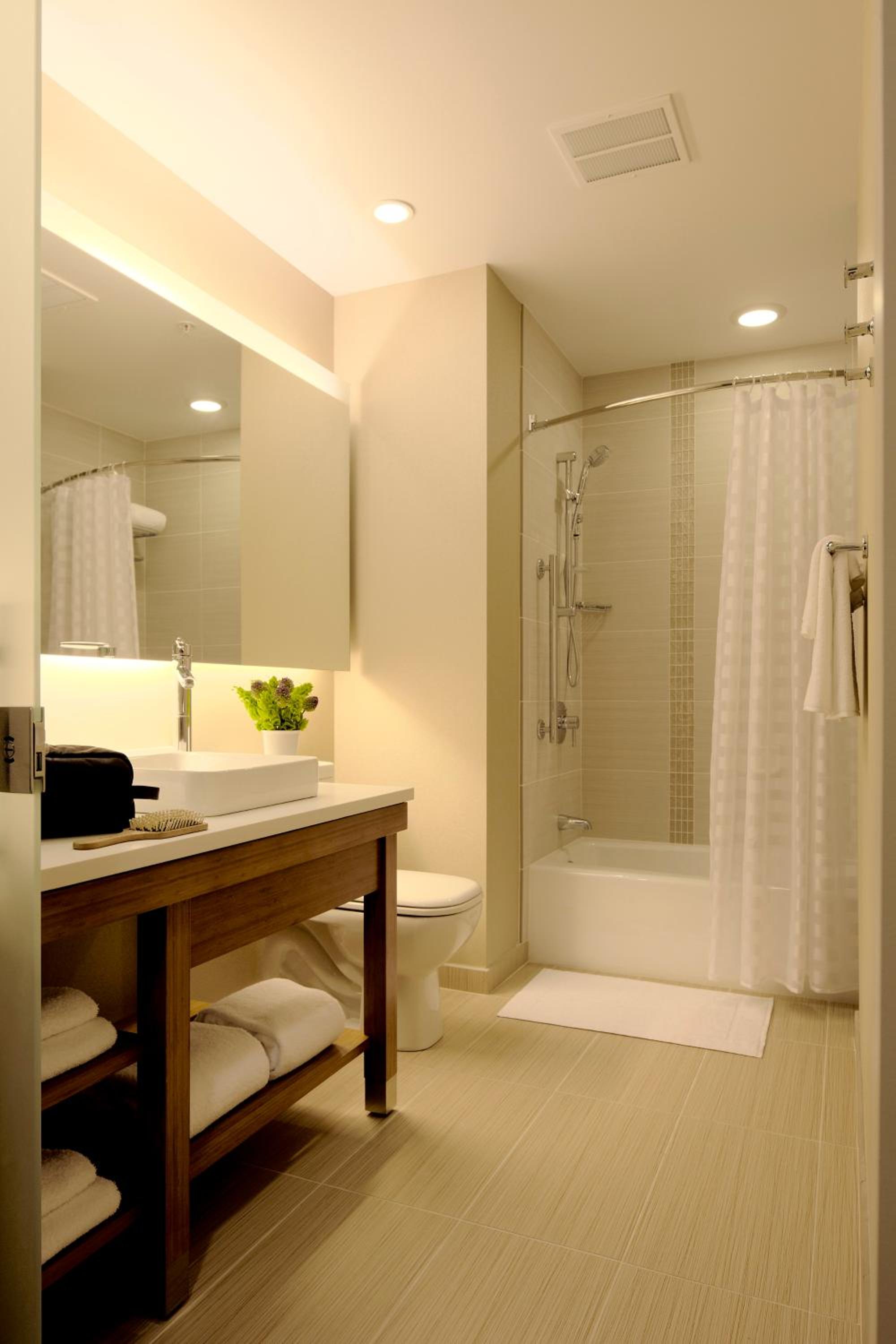 Queen Room with Two Queen Beds and Roll-In Shower - Disability Access photo 2
